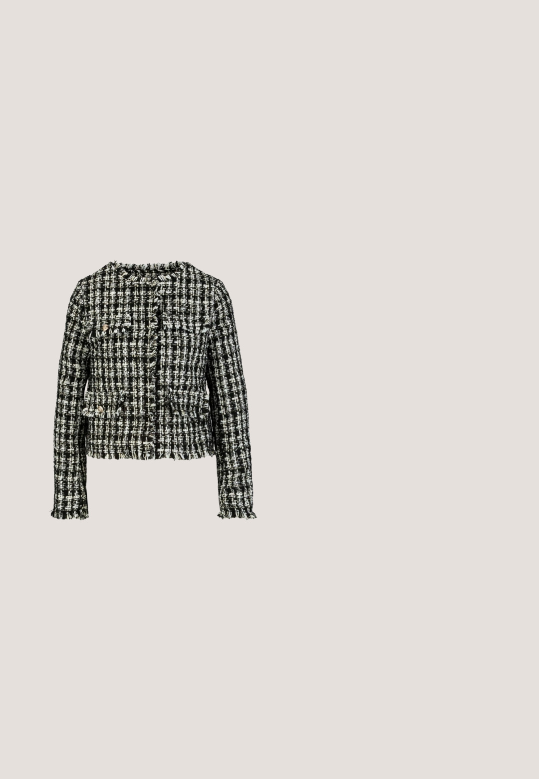 Schwarz-weiße Tweedjacke mit Fransenverzierungen, Knopfverschluss vorne, zwei Taschen und einem strukturierten Design.; Weißes ärmelloses geripptes Tanktop mit schwarz-weißem Zierstich am Ausschnitt und an den Armlöchern, Marke VILA.; Helle blaue weit geschnittene Jeans aus Denim mit einem Kordelzugbund und einem klassischen Fünf-Taschen-Design. Der Stoff hat eine glatte Textur.; Schwarze Wildleder-Slingback-Pumps mit spitzer Kappe und einer Blumenverzierung vorne, ausgestattet mit einem schlanken, strukturierten Absatz und verstellbarem Riemen.; Schwarze Tasche aus Kunstleder mit gerafftem Design, silbernen Beschlägen und einem einzelnen verstellbaren Riemen. Glatte Textur und abgerundete Form.; Weiße Perlenkette mit rundem Design, ausgestattet mit einem Verschluss und einer verstellbaren Verlängerungskette zur Variation der Länge.