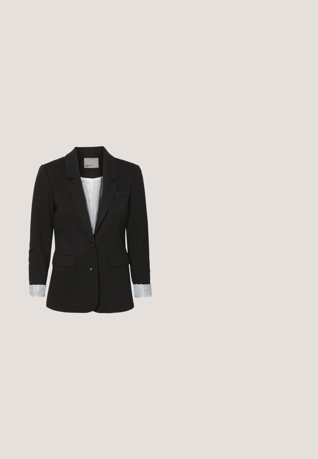 Blazer negro con un diseño entallado, cierre de un solo botón, forro interno a rayas verticales y acentos en los puños. Dos bolsillos frontales.; Top de manga corta a rayas blanco y negro con cuello redondo y dobladillo acanalado, hecho de una tela suave y lisa.; Pantalones de pierna ancha negros con una cinturilla plana, que presentan pliegues delanteros y una textura suave. Sin bolsillos ni herrajes visibles.; Zapato negro de cuero para mujer con tacón bajo tipo kitten, pala puntiaguda y fina correa en el tobillo con hebilla lateral.; Bolso negro hecho de cuero charolado con textura de cocodrilo, que cuenta con dos asas, una correa de hombro desmontable y un acento de hebilla plateada.; Coletero de satén negro con detalle metálico dorado en el centro, dispuesto en pliegues suaves y recogidos sobre un fondo blanco.