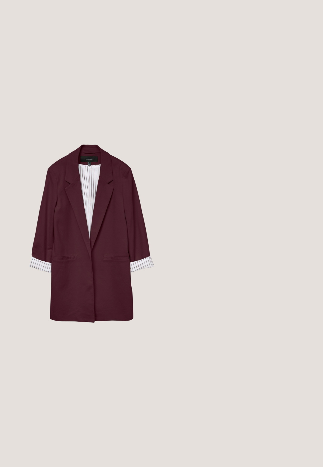 Bordeaux blazer met een notched lapel, twee voorkanten zakken en gestreepte manchetten. Gemaakt van soepel materiaal met een relaxed fit.; Set van drie langmouw cardigans in bordeauxrood, donkergroen en zwart. Heeft een ronde halslijn en knoopsluiting aan de voorkant.; Next Poloshirt - burgundy red; Paarse corduroy stof met verticale ribbels, zachte textuur en subtiele glans, die de diepte en dimensie van het materiaal benadrukt.; Rode leren instapper met een ronde teen, voorzien van een gouden hardware accent en een zwarte rubberen zool met textuur voor grip.; Zachte bordeauxrode suède handtas met gathered bovenkant en verstelbare schouderriem met metalen gouden sluitingen.