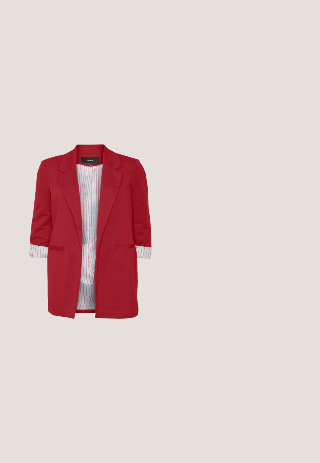 Rode blazer van lichtgewicht stof, met een op maat gemaakt ontwerp, een open voorkant en twee voorzakken. De binnenvoering heeft een subtiel rood gestreept patroon.; Rode katoen T-shirt met korte mouwen en een ronde hals. Soepele textuur, klassieke pasvorm, geen zichtbare patronen of hardwareaccenten.; Rode wijde broek met rechte pijpen van gladde stof, voorzien van een standaard tailleband en twee steekzakken aan de voorkant. Eenvoudig en strak ontwerp zonder patronen.; Rode lage sneaker met witte veters, wit hielstuk, chevron-design aan de zijkant en bruine rubberen zool, gezien vanaf de buitenkant.; Rode leren schoudertas met een gouden rechthoekige gesp en afneembare band, afgebeeld tegen een witte achtergrond.; Rode, glanzende, abstract gevormde moderne ring op een zilveren verstelbare band geplaatst op een witte ondergrond.