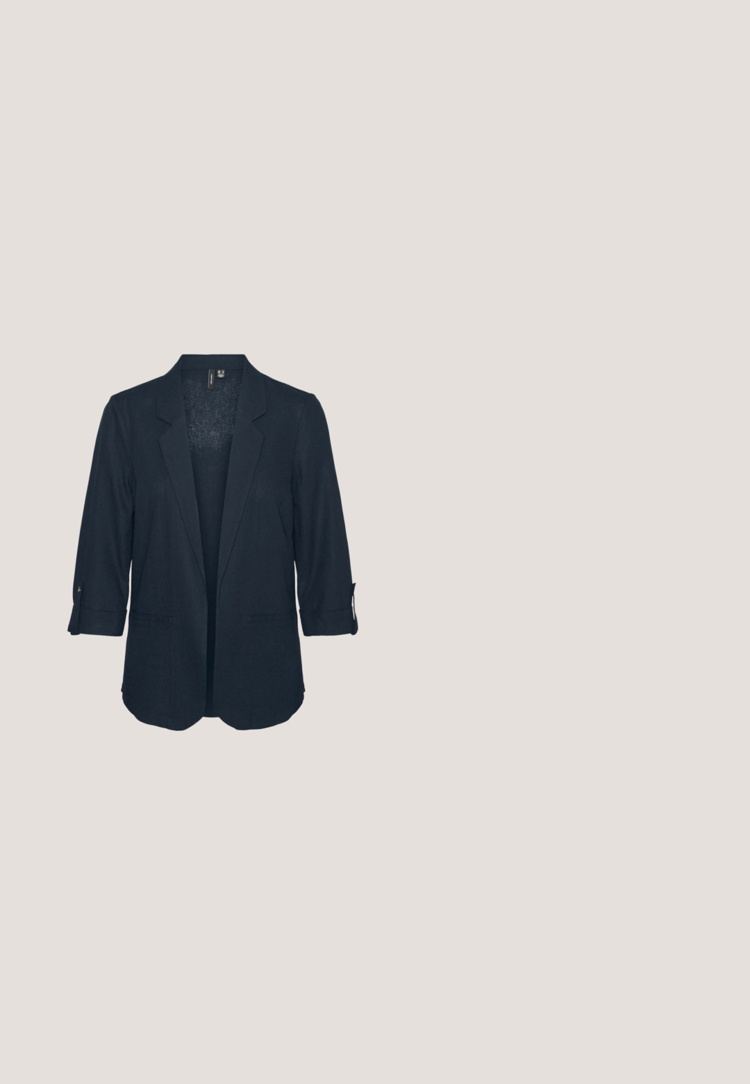 Vero Moda VMJESMILO - Blazer - navy blazer; En-shoulder blå jumpsuit med en tætsiddende bodice, brede plisserede bukser og glat tekstur. Fremstillet af et let stof.; Hvid sandal med åben tå med brede krydsremme, justerbar ankelrem, blokhæl og glat finish. Beige sål fremhæver designet.; Solbriller med metalramme, firkantede grøntonede linser og sorte stænger, vist mod en hvid baggrund.; Vævet beige clutch med en glat tekstur, der har en guldfarvet lås og en aftagelig kædestrop. Rektangulær form.; Dobbeltstrengs armbånd med guldkædeled og små beige perler, prydet med flerfarvede sten, med justerbar guldlås og vedhæng.
