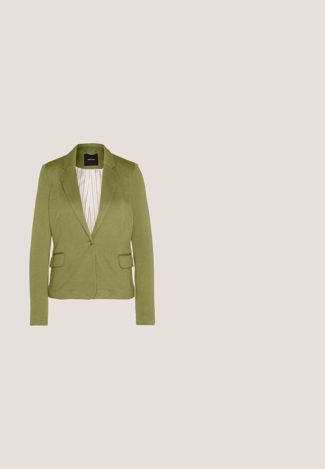 Vero Moda VMSUMIJULIA CLASSIC - Blejzer - capers; Čierny sveter vyrobený z nadýchaného materiálu, s dlhými rukávmi, okrúhlym výstrihom a mierne skráteným lemom s textúrovaným povrchom.; Úzke džínsy v stredne modrom denime, s vysokým pásom, prednými vreckami a jemnými výpalkami. Šitie v kontrastnej zlatej farbe.; Biela vysoká topánka s podpätkom, so špicatou špičkou, so zadným pásikom a kovovým diamantovým zdobením na remienku. Lesklý vzhľad z lakovanej kože.; Čierna kožená taška cez plece so uvoľneným dizajnom, obsahujúca jedinečnú uzlovú rukoväť a zipsové uzatvorenie. Hladký povrch po celom obvode.; Biely perlový náhrdelník so striebornými kovovými reťazami a príveskami, vrátane slzovitej perly a prívesku v tvare hviezdy, s uzáverom na posledné svorke.