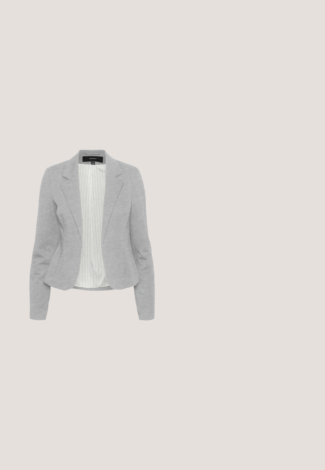 Blazer gris en tissu doux avec une coupe ajustée, dotée d'une fermeture à un seul bouton et d'une doublure à rayures claires.; Polo beige à manches courtes avec fines rayures horizontales, petits boutons et ourlet côtelé.; Jupe plissée gris foncé de longueur moyenne avec une taille ajustée, conçue pour un usage décontracté ou professionnel.; Bottines en cuir noir avec un bout arrondi, des panneaux latéraux élastiques et un talon bloc. Équipées d'une languette à l'arrière pour un enfilage facile.; Sac à main en cuir marron foncé avec deux longues poignées, forme structurée et texture grainée visible, posé sur un fond blanc uni.; Bracelet en métal argenté avec des maillons entrelacés, orné de deux breloques en forme de cœur, l'une gravée de "ALLSAINTS". Fini lisse, design minimaliste.