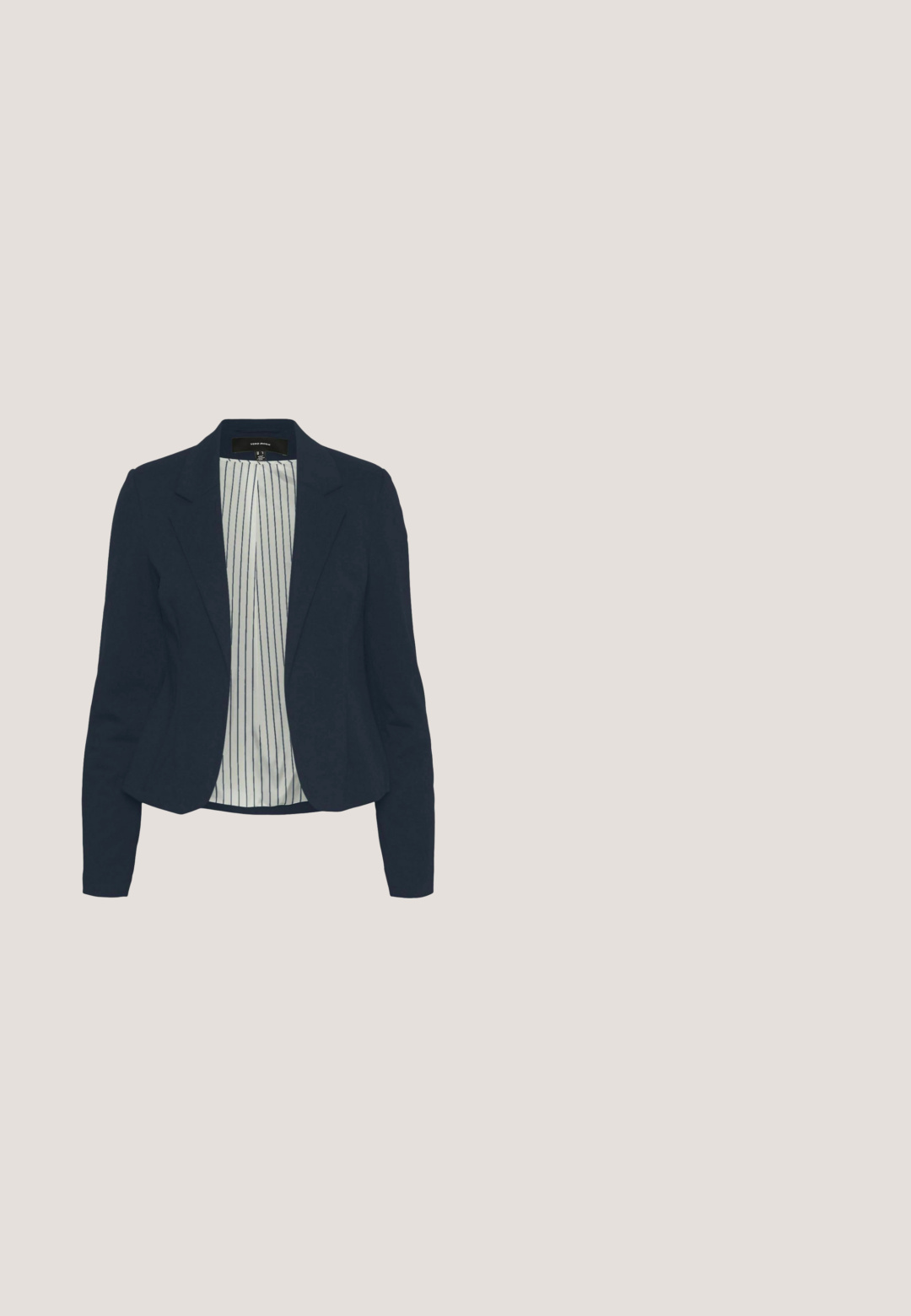 Blazer pour femmes bleu marine à manches longues, avec un col à revers et une doublure intérieure blanche comportant des rayures verticales bleu marine.; Chemise à col roulé bleu marine foncé à manches longues avec une silhouette ajustée et un col légèrement froncé.; Pantalons larges en bleu marine avec une taille élastique, dotés d'un tissu lisse et de détails de pli avant pour un look raffiné.; Baskets blanches et dorées avec des accents noirs, en cuir lisse, dotées d'un bout rond, d'un laçage et d'une semelle en caoutchouc texturée.; Sac bandoulière en cuir bleu marine avec sangle ajustable, deux poches avant à boucle, une poche zippée et des poches latérales ouvertes.; Boucles d'oreilles créoles torsadées en argent présentant un design en spirale avec une texture lisse et réfléchissante et une fermeture à tige.