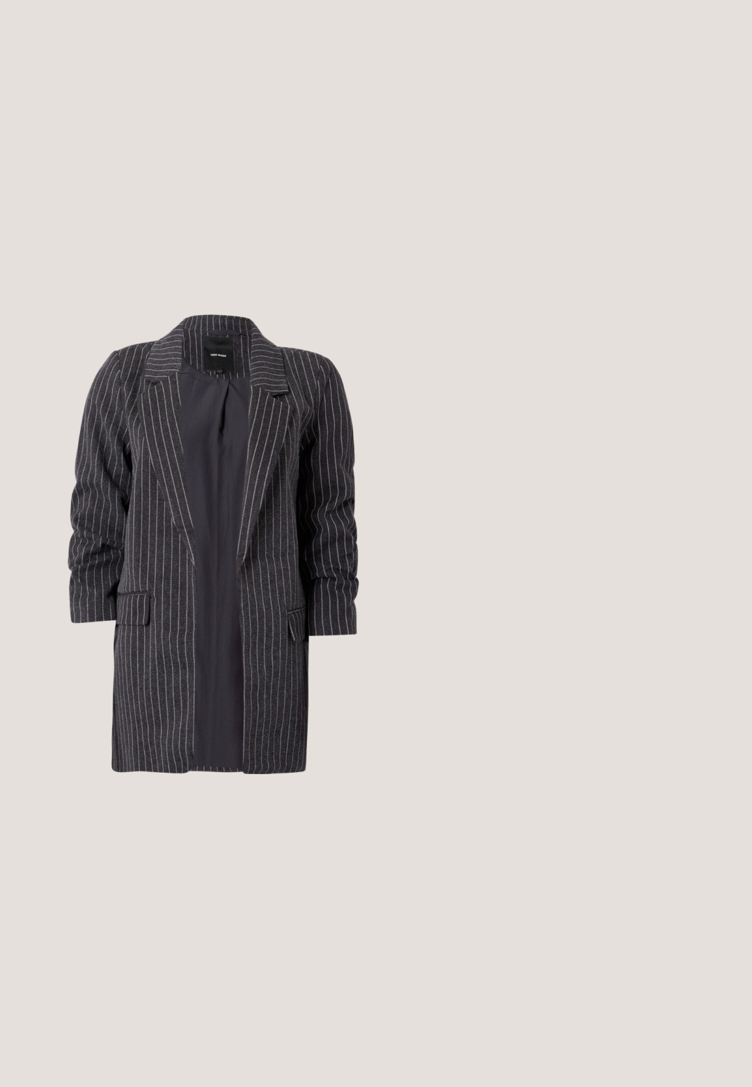 Donkergrijs colbert met witte streepjes, met notch-lapels, lange mouwen en twee voorkeurszakken; textuurstof met een zachte afwerking.; Zwarte korte mouwen gebreide trui met ronde hals, versierd met een enkele rij kleine witte bloemenversieringen.; Brede zwarte denim jeans met een hoge taille, voorzien van een knoopsluiting aan de voorkant, vijf zakken en een gladde textuur.; Simmi London DALA - Klassieke pumps - black; Zwarte leren handtas met een gladde textuur. Beschikt over een verstelbare schouderband en een strak, minimalistisch ontwerp met een ritssluiting.; Zilveren metalen druppeloorbellen met een gladde, reflecterende oppervlakte en een druppelvorm, voorzien van een naadloos ontwerp en zonder zichtbare versieringen.
