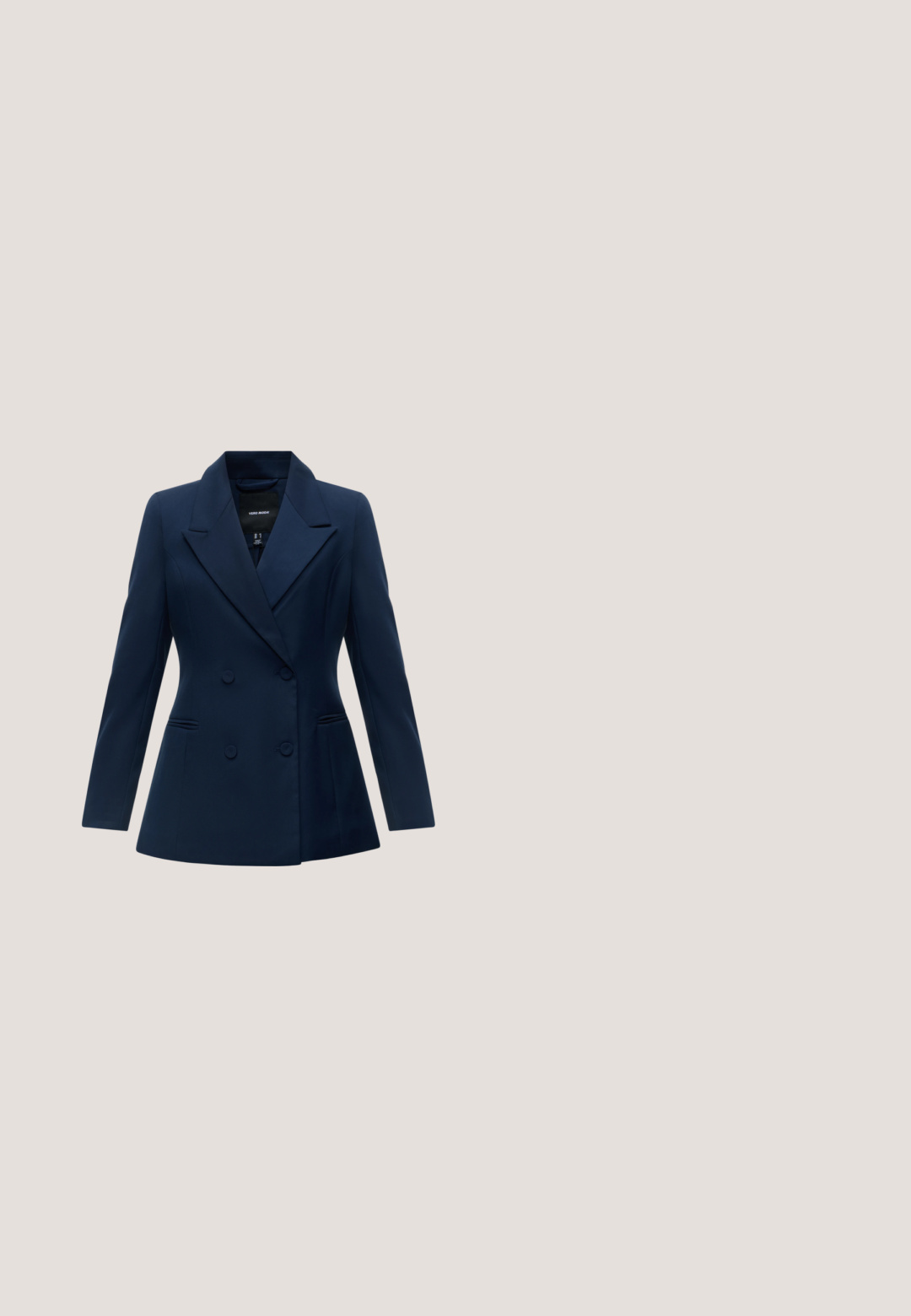 Marineblauwe dubbelgeknoopte blazer met brede revers, twee voorzakken en lange mouwen.; Lichtblauwe geribbelde gebreide trui met een V-hals, lange mouwen en een getailleerde pasvorm. Bevat subtiele textuur en detailwerk op de manchetten. Merklabel zichtbaar.; Witte button-up shirt gemaakt van katoen. Heeft een klassieke kraag, lange mouwen en een ontspannen pasvorm. Geen zichtbare patronen of accenten.; Marineblauwe geplooide minirok met een rechte tailleband, gemaakt van een gladde stof. Bevat verticale stiksels langs de plooien.; Donkerbruine leren loafer met franjes, lage hak en gestikte zool, vanaf de zijkant getoond op een neutrale achtergrond.; Bruine leren handtas met dubbele handvatten, afneembare schouderband, goudkleurige "MK" charme en het Michael Kors logo op de voorkant.