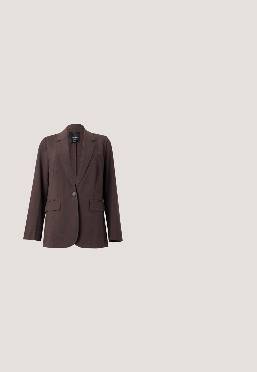 Brauner Ein-Knopf-Blazer mit Kerbkragen und zwei aufgesetzten Taschen vorne, dargestellt vor weißem Hintergrund.; Braunes langärmliges Crop-Top aus gerippter Stoffqualität mit Rundhalsausschnitt und Taillenschnitt. Schlichtes Design ohne Muster oder Akzente.; Braune weit geschnittene Hose aus glattem Stoff mit hohem Bund und zwei Vorderfalten, entworfen für einen lockeren Sitz.; Brauner Leder-Damenslingback mit spitzer Schuhspitze und niedrigem Kittenabsatz auf weißem Hintergrund.; Seidiger blau-weißer Schal mit Blumenmuster, zu einem Knoten gebunden, zeigt weiche Textur und sanften Fall.; Burgunderfarbene, glänzende tote Bag aus veganem Leder mit einer weichen, skulpturalen Form und einem breiten, geschwungenen Henkel für einfaches Tragen.