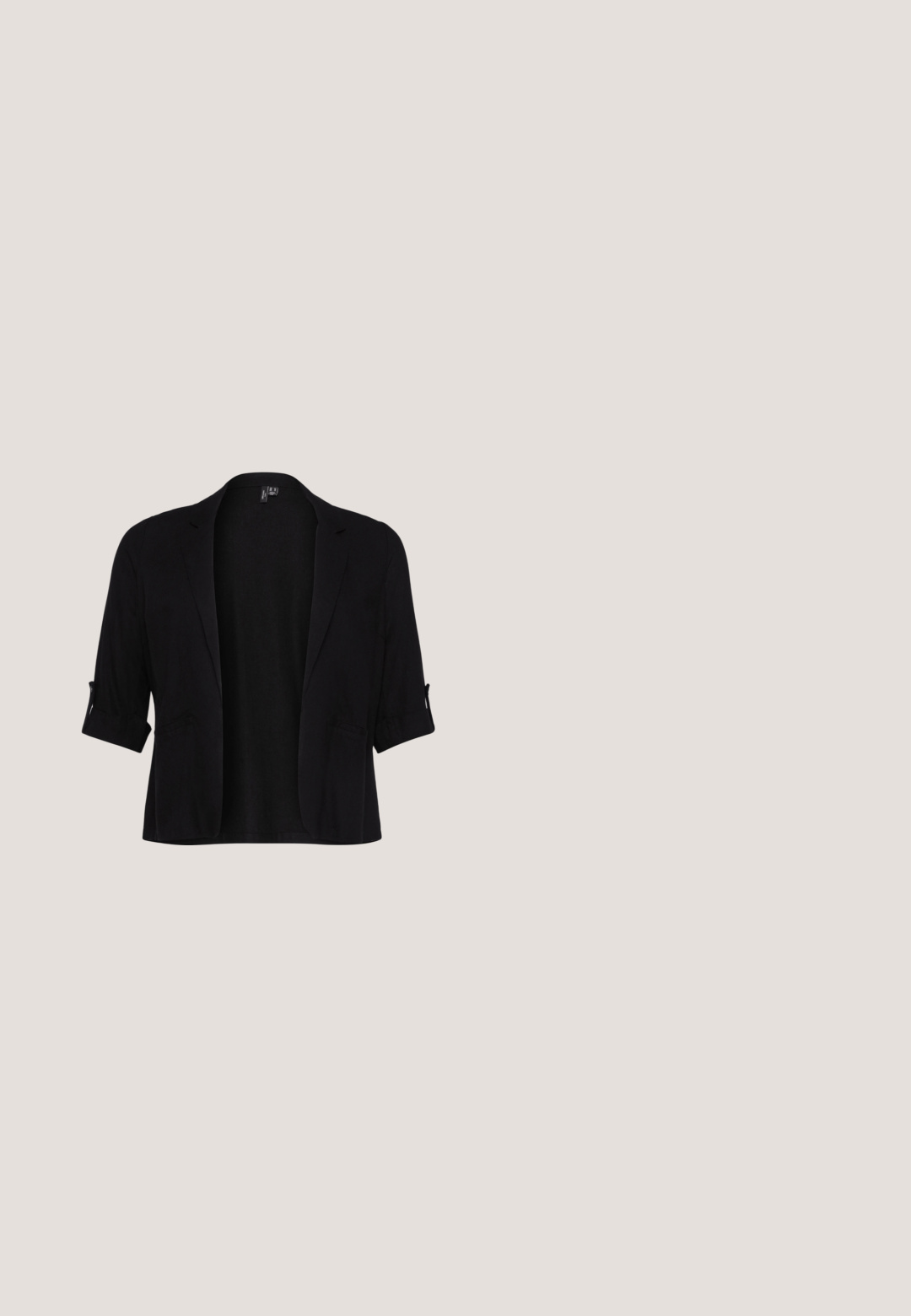 Blazer negro confeccionado en una tela suave, con cuello de chal, mangas enrolladas, dos bolsillos frontales y un diseño de apertura frontal.; Camiseta de manga corta azul marino con cuello redondo y un sutil detalle retorcido en la parte frontal, fabricada con una tela suave y lisa.; Pantalones negros de corte relajado, con cinturilla elástica y suaves pliegues. Confeccionados en una tela suave, con piernas ajustadas y sin bolsillos.; Sandalias de tacón de cuero negro con una cinta ancha en la parte del dedo del pie y un acento de hebilla en la correa del tobillo. Tacón rectangular grueso.; Bolso tote de cuero negro con dos asas y un pequeño monedero con cremallera a juego adjunto, con la marca Anna Field en letras doradas.; Dos collares plateados sobre fondo blanco, uno con un colgante de cristal en forma de lágrima y el otro con eslabones de cristal ovalados.