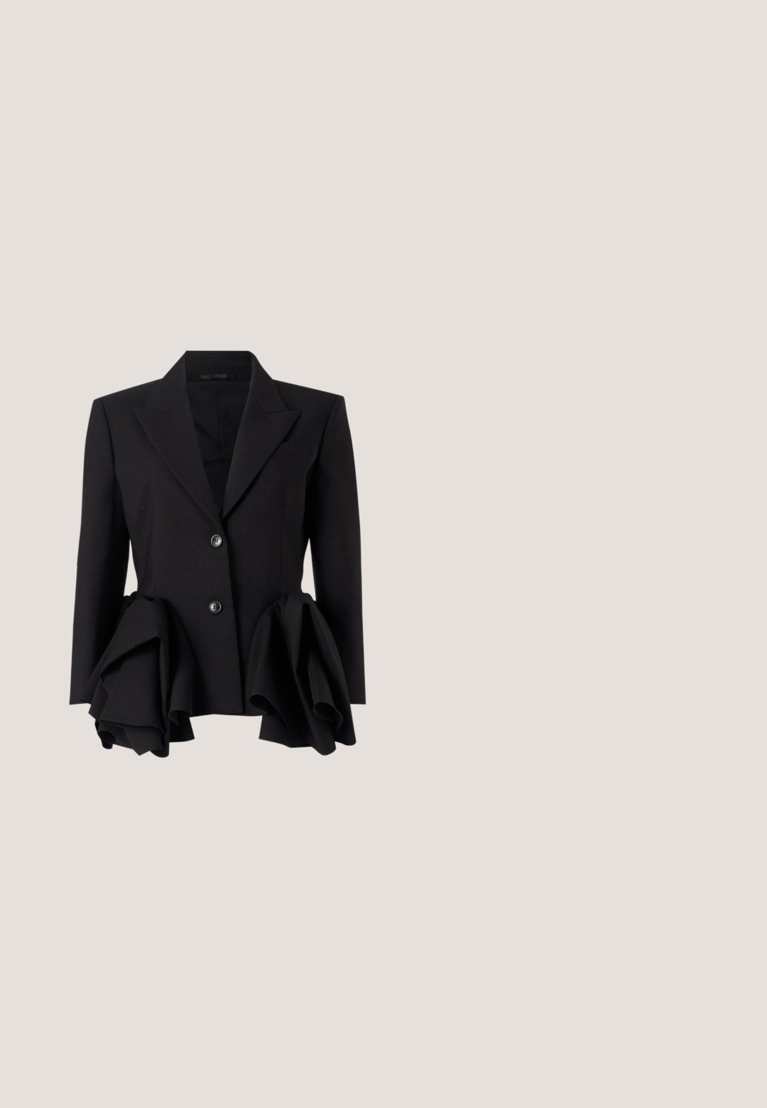 Schwarzer Blazer mit strukturiertem Schnitt, auffälligen Rüschendetails an der Taille, zwei Knöpfen und einem Reverskragen.; Marineblau-weiß gestreiftes, kurzärmeliges Baumwoll-T-Shirt mit Rundhalsausschnitt und kleinem Logo auf der linken Brust.; Slim Fit blaue ausgewaschene Denim-Jeans mit Fronttaschen und Knopfverschluss, auf weißem Hintergrund dargestellt.; Schwarzer Slingback-Schuh aus Lackleder mit spitz zulaufender Kappe und Blockabsatz, über einem grauen Teppich hängend vor grünlich reflektierendem Hintergrund.; Kleine Schultertasche aus kastanienbraunem Leder mit geknotetem Riemen und Reißverschluss oben vor einem schlichten hellen Hintergrund.; Goldfarbene Ohrhänger mit runden roten Kristallen, graviertem DKNY-Logo und einer glatten, polierten Oberfläche. Hängen an einem schlichten Sicherheitsverschluss.