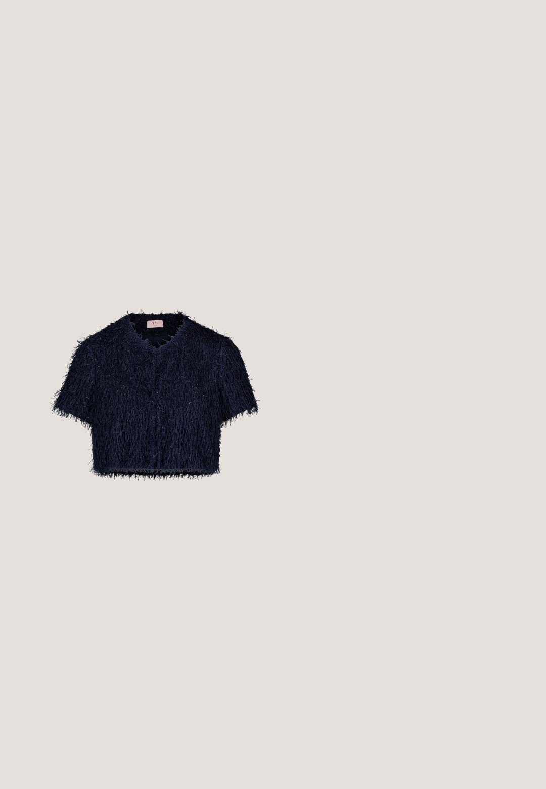 Kortærmet cropped jakke i tekstureret navyblåt fuzzy stof med rund halsudskæring, lukket foran.; Teal kjole med knaplukning ved halsen, trekvartærmer og blomsterapplikationer. Har metalaccentuer og et tekstureret, lagdelt stofdesign.; Glitrende sølv højhælede sandal med åben tå, krydset remdesign, justerbar ankelrem og struktureret overdel.; Gennemsigtige rosa solbriller med gradientlinser, vinklet design og klare arme. Har subtil branding på stængerne.; Sølv glitrende håndtaske med en struktureret form, snoet metalhåndtag og en dekorativ rektangulær lås. Kædesnor inkluderet.; Sølv øreringe formet som svaner, med klare krystaller, perleaccentuer og et dråbe-design med en tåreformet ædelsten.