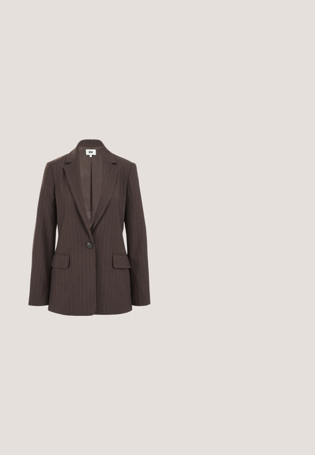Brauner Blazer mit Nadelstreifen, mit Reverskragen, einem Knopfverschluss und zwei vorderen Taschen. Glatte Innenauskleidung in einem dunkleren Farbton.; Braun kurzärmeliges T-Shirt aus weichem, strukturiertem Material mit Rundhalsausschnitt. Verfügt über ein dezentes Markenlogo nahe dem Saum.; Hoch taillierte, braune Hosen mit weitem Bein, vorn mit Bügelfalten und Nahtdetail am Bund, aus fließendem Stoff gefertigt.; Dunkelbrauner Wildleder-Pumps für Damen mit spitzer Kappe und niedrigem Kitten-Heel, Seitenansicht vor weißem Hintergrund.; Schwarze Lederschultertasche von Calvin Klein mit goldenem Reißverschluss und Griffring, vor einfarbig hellem Hintergrund gezeigt.; Halskette mit kleinen runden dunkelroten Perlen, abwechselnd mit kleinen goldenen Abstandperlen und einem goldenen Kettenschloss auf weißem Hintergrund.