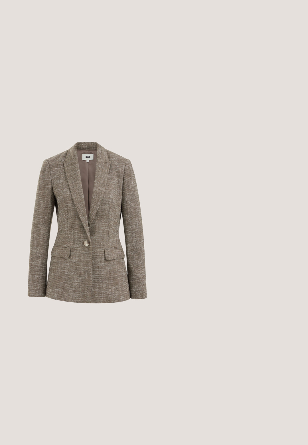 Blazer marron texturé à un seul bouton, avec revers crantés et deux poches avant à rabat, coupe ajustée et manches longues.; Blouse beige avec manches courtes bouffantes, tissu texturé, encolure ronde et fermeture au dos avec trou en forme de clé. Design simple et moderne.; Pantalon beige à jambes larges avec devant plat, fabriqué en tissu lisse, doté d'une taille élastique mi-haute et sans fermetures visibles.; Chaussure slingback en daim beige avec un bout pointu, un talon bloc angulaire et une bride arrière à boucle ajustable. Texture lisse.; Petit sac à main en cuir beige avec détail de fermeture dorée et sangle courte, logo "Lancaster Paris" embossé au centre devant.; Collier en or avec une chaîne délicate, orné d'un pendentif en fleur de cerisier décoré de petits cristaux transparents. Fermoir en forme de homard.