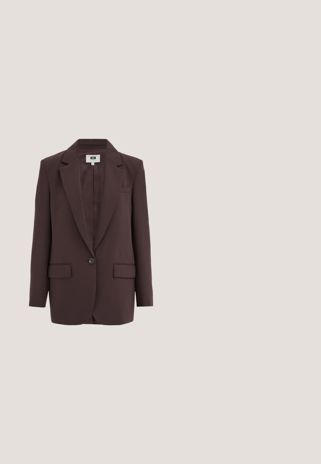 Brun single-knap blazer med notch revers, to forlommer med klap og en brystlomme, vist på en hvid baggrund.; Brun langærmet skjorte med knapper, med off-white swirlende blomstermønster og klassisk krave.; Mørkebrune bukser med lige ben, bæltestropper og skjult frontlukning, vist på en hvid baggrund.; Beige læderpumps med en rund tå og en sort patenthætte, med en blokhæl og glat tekstur.; Mørkebrun ruskind skuldertaske med lange håndtag, gulddetalje på en strop og lille centreret mærkelogo foran.; Rød stenan hængende med små, runde perler og en guldspænde. Perlerne er glinsende med et regelmæssigt mønster, lette og fleksible i designet.