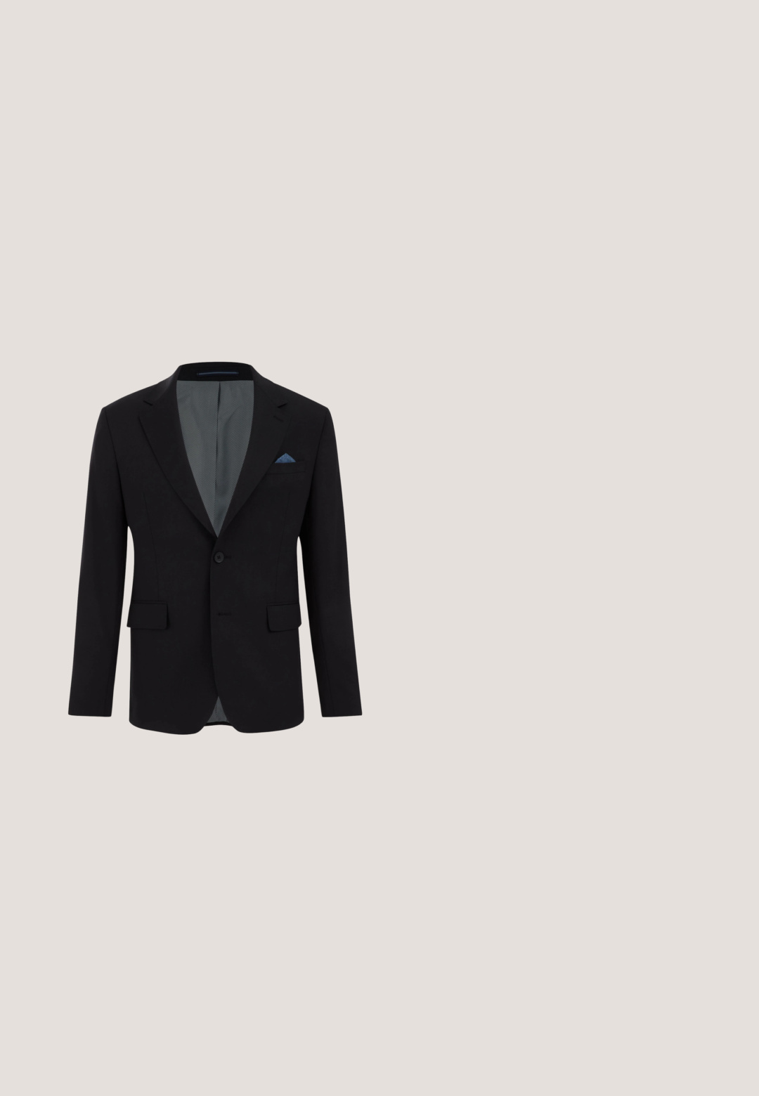 Zwarte blazer met notch revers, twee voorzakken en een borstzak met een blauw gepatterneerde zakdoek; gladde stof met een getailleerde pasvorm.; Donkerblauw herenoverhemd met lange mouwen, knoopsluiting, puntkraag en knoopmanchetten op een lichtgrijze achtergrond.; Grijze broek gemaakt van een gestructureerde stof. Voorzien van een knoopsluiting en een recht pijpdesign. Geen zichtbare zakken of opvallende tekeningen.; Scarosso MARCO  - Zakelijke veterschoenen - black calf; Zwart rechthoekig lederen toilettasje met een zijkant handvat en een klein diamantvormig logoplaatje aan de voorkant.; Zwarte leren riem met een zilveren gebogen gesp en een enkele riemlus, met drie verstelgaten en een klein geperst logo vlakbij het uiteinde.