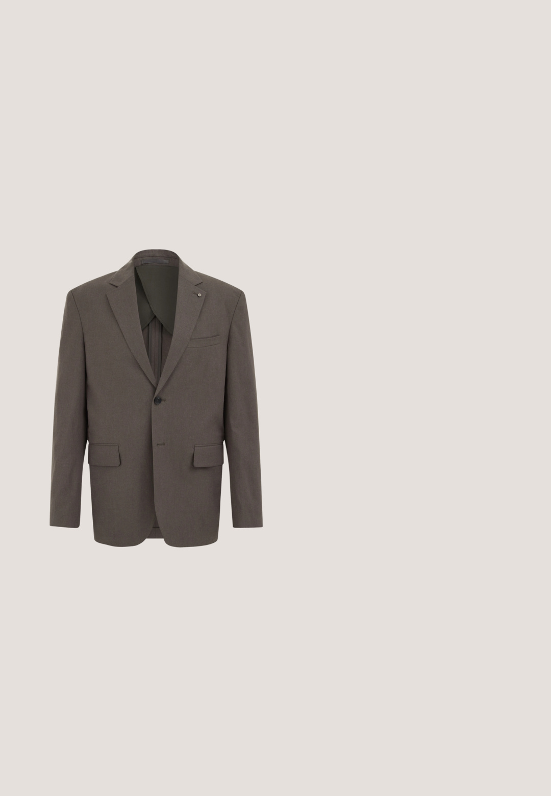 Veste de costume pour hommes marron foncé à un bouton, avec revers crantés, deux poches à rabat à l'avant et une poche poitrine passepoilée.; Chemise blanche à manches longues en coton, avec un col classique, une patte de boutonnage à l'avant et une texture lisse. Détail rouge à l'intérieur du col.; Pantalons taillés beiges avec une finition en relief, dotés d'une fermeture à bouton et de deux poches latérales. Design structuré avec une silhouette à jambe droite.; Bottine en daim marron à talon bas, bout arrondi et languette à l'arrière, présentée de profil sur un fond blanc.; Cravate rayée avec des couleurs vibrantes de rouge, vert, bleu et jaune sur un tissu texturé, avec un design étroit et une pointe pointue.; Ceinture en cuir marron avec une accent en cuir noir, dotée d'une boucle en métal argenté. Texture lisse et forme rectangulaire classique.