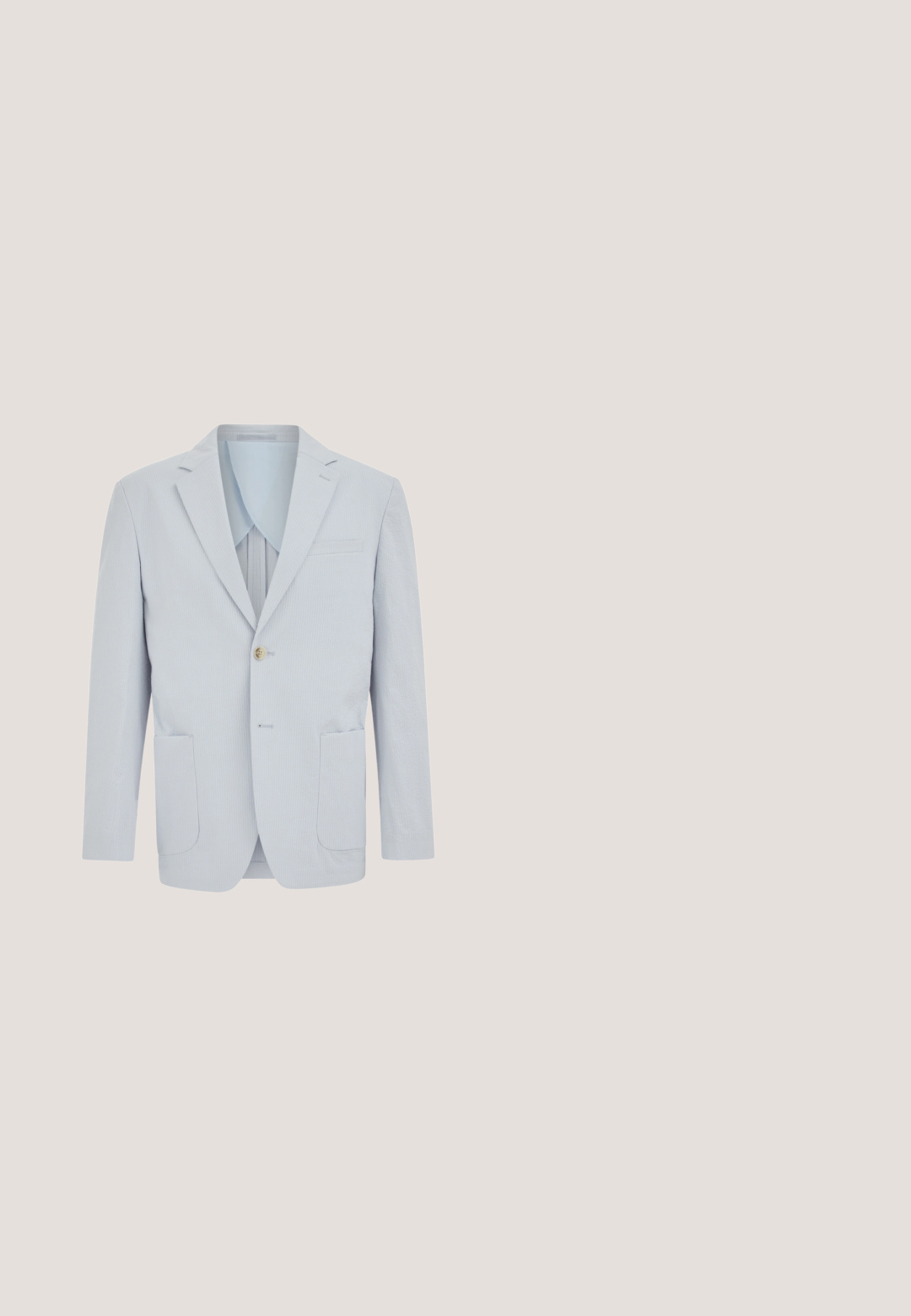 Lichtgrijze seersucker blazer met inkepingrevers, enkele beige knoop, twee voorzakken met klep en borstzakje, weergegeven op witte achtergrond.; Lichtblauw overhemd met korte mouwen, knoopsluiting, een puntige kraag en een borstzak aan de linkerkant, afgesloten met een knoop.; Marineblauwe broek van textuurstof met een slim fit, voorzien van een knoopsluiting en ceintuurlussen, geschikt voor zowel casual als formele gelegenheden.; Donkerbruine suède herenschoen Oxford met kapneus, gesloten vetersluiting en lage gestapelde hak, zijaanzicht.; Bata Schoudertas - marrone; Gevlochten grijze stoffen riem met een zilverkleurige metalen gesp en leren afwerking op een witte achtergrond.