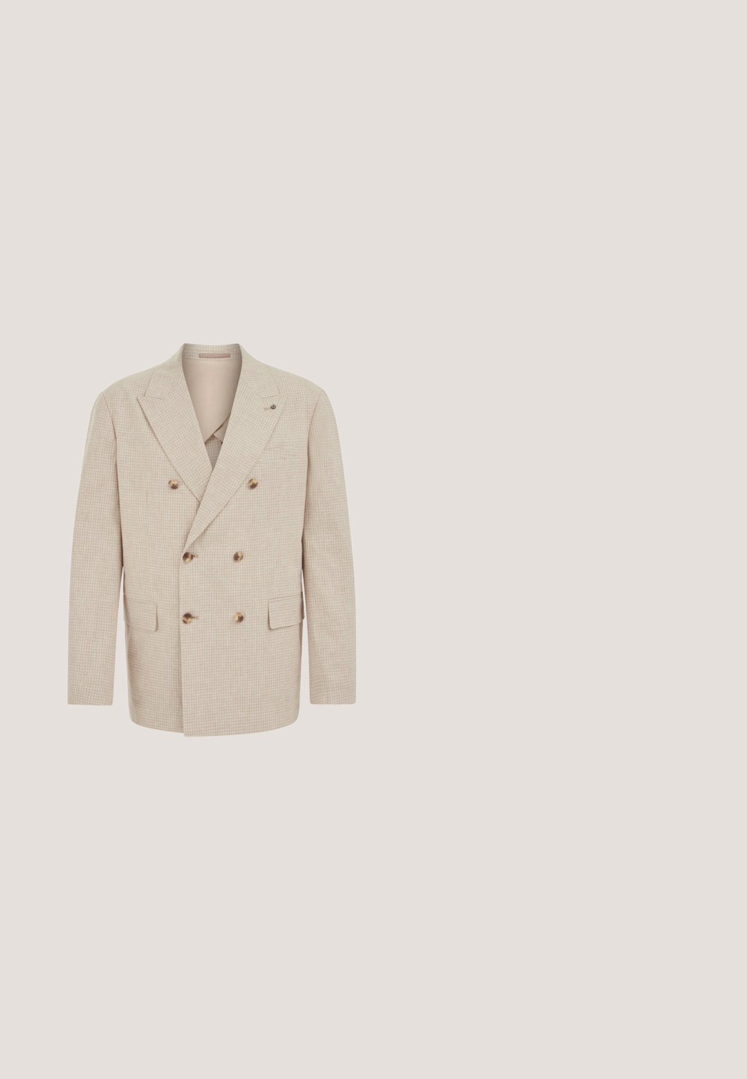 Beige dubbelgeknoopte blazer met een klein ruitpatroon, met inkeping revers, zes knopen en klepzakken, afgebeeld op een witte achtergrond.; Effen off-white trui met lange mouwen en ronde hals, met een gladde textuur zonder zichtbare patronen of versieringen.; Beige en witte verticale streepjes blouse met korte mouwen, knoopsluiting, campkraag en subtiel geborduurd logo op de linkerborst.; Beige linnen broek met wijde pasvorm, elastische tailleband en vooraan een trekkoord, voorzien van zijzakken en rechte pijpen.; Bruine suède schoen met een ronde neus en een lage hak, gedetailleerde stiksels langs de naden en een vetersluiting aan de voorkant. Zachte textuur met een gestroomlijnd ontwerp.; Bruine suède riem met een zilverkleurige rechthoekige metalen gesp en bijpassende lus, opgerold weergegeven op een witte achtergrond.