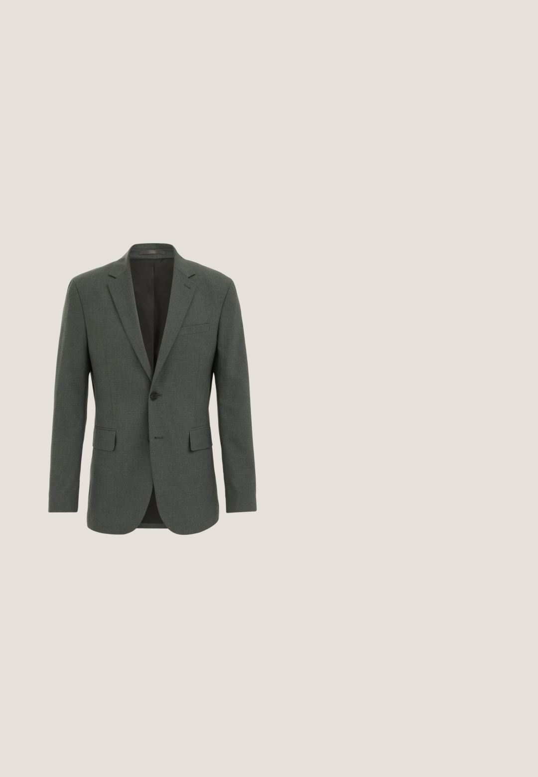 Blazer de hombre gris oscuro de un solo pecho con solapas con muesca, dos bolsillos delanteros con solapa, un bolsillo en el pecho y un cierre con un botón visible.; Camisa de botón de manga larga en gris oscuro con un cuello estructurado, botones frontales y tabulaciones ajustables en los puños. Textura de tela suave y corte ajustado.; Pantalones de vestir grises a medida con cinturilla para cinturón y un sutil patrón de cuadros, mostrados extendidos sobre un fondo blanco.; Mocasín negro de cuero con detalle de hebilla flotando sobre una alfombra beige, fondo de sofá beige, mostrando la suela y las costuras del zapato.; Bolso bandolera negro de cuero texturizado con bolsillo frontal con cremallera y correa de hombro ancha de tela ajustable sobre fondo blanco.; Cinturón de cuero negro con un acabado suave, con una hebilla de doble punta en tono plateado y bordes cosidos. Diseño clásico sin patrones.
