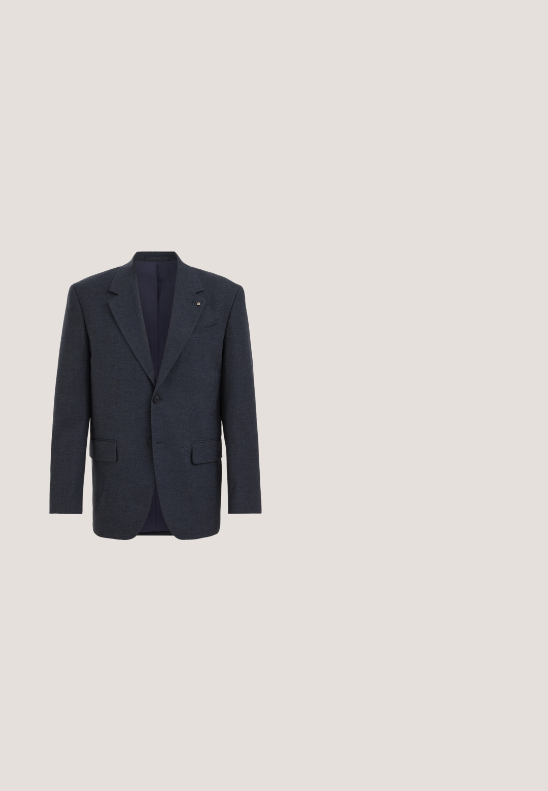 Donkergrijs herenblazer met enkele knoopsluiting, notch-revers en twee voorspelzakken met klep, getoond tegen een witte achtergrond.; Langsleeve, gekraagde shirt van donkerblauwe stof met een gladde textuur, voorzien van een knopenlijst aan de voorkant en een ronde zoom. Subtiele glans op de stof.; Marineblauwe, op maat gemaakte broek met knoopsluiting, riemlussen, voorkleppen en smalle taps toelopende pijpen.; Zwarte suède loafers met een gestructureerde afwerking, voorzien van een decoratieve kwast, leren biezen en een contrasterende lichtgekleurde zool.; Donkerblauwe handtas met textuur, met een ritsluiting, twee ritsstoppers, een verstelbare schouderriem en een plat ontwerp, geschikt voor casual gebruik.; Donkerblauwe suède riem opgerold, met een rechthoekige metalen gesp en gestikte randen op een effen lichte achtergrond.
