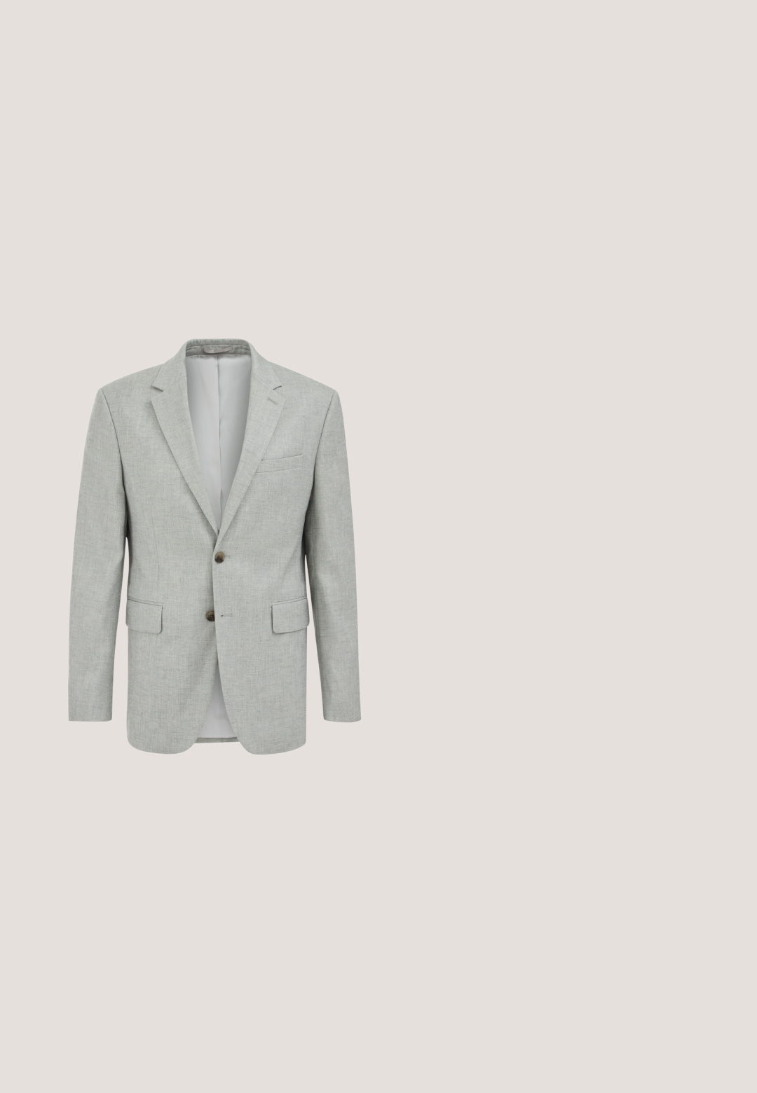 Blazer de hombre gris claro con solapas de muesca, dos botones delanteros, bolsillos con solapa y un bolsillo en el pecho, mostrado de frente sobre un fondo blanco.; Camisa de manga larga en un patrón floral de color azul claro y amarillo, con un cuello abotonado y un dobladillo recto con bordes ligeramente redondeados.; Pantalones de corte recto en azul claro, fabricados en un tejido suave, con frente plano, pinzas y cierre de botón. Cuentan con bolsillos laterales y dobladillos con puños.; Zapato de vestir de cuero marrón con una textura suave, punta redondeada, costuras mínimas y diseño de cordones. Cuenta con un tacón bajo y un acabado pulido.; Corbata verde menta con textura diagonal, pañuelo de bolsillo a juego, pin de flor decorativo y broche metálico, todo en colores coordinados.; Cinturón de ante marrón claro con hebilla de metal plateado, enrollado y colocado sobre una superficie blanca.