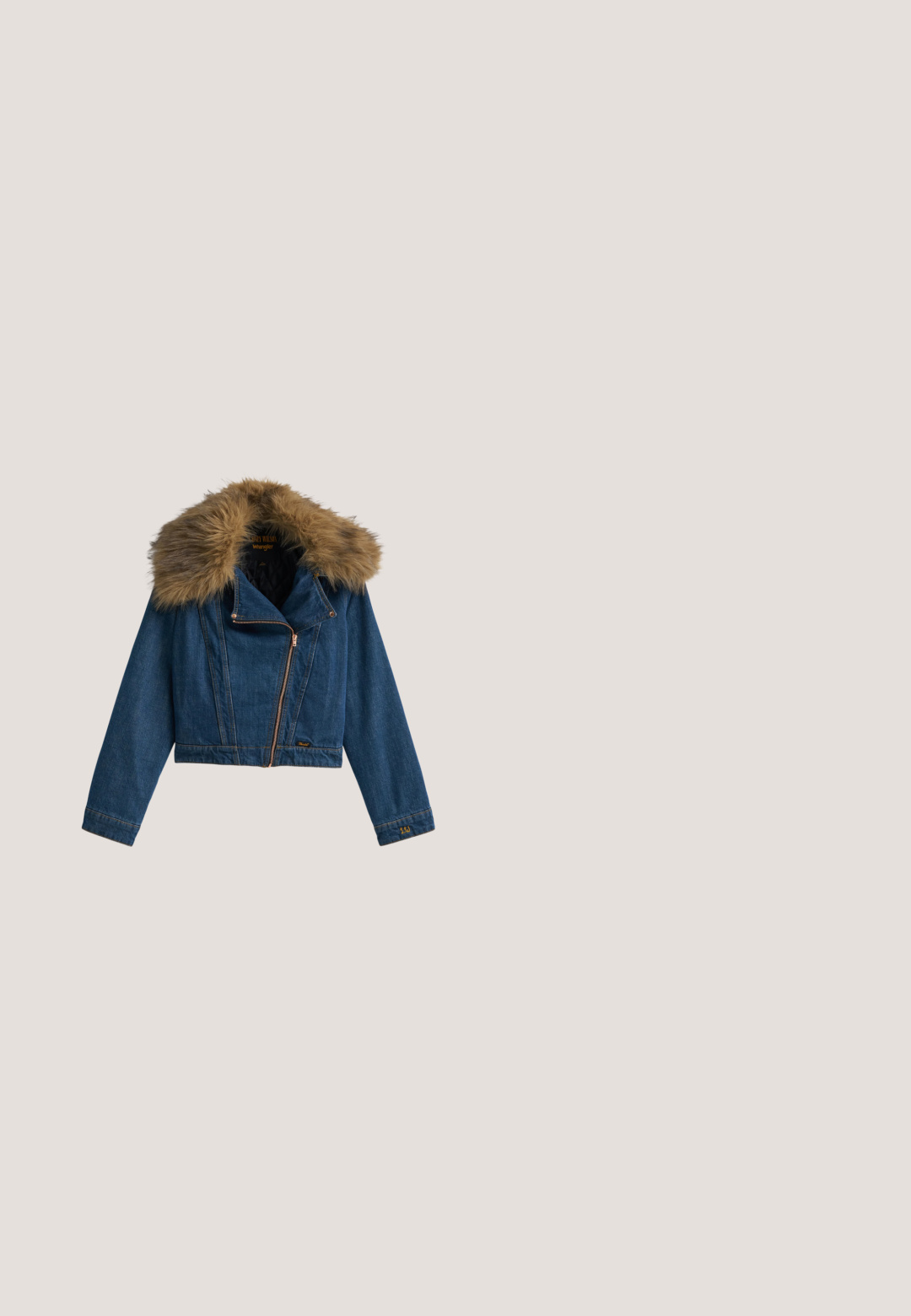 Veste en denim bleu avec fermeture éclair asymétrique et grand col en fausse fourrure marron, présentée sur un fond gris clair.; T-shirt blanc à manches courtes avec col et poignets bleus, avec l’inscription "SOUTH KOREA", le drapeau sud-coréen et le logo Levi Strauss California.; Jean en denim bleu foncé taille haute avec poches plaquées à l'avant et jambes évasées larges, bouton et passants de ceinture à la taille.; Baskets basses en daim vert menthe avec lacets et rayures crème, semelle marron, et logo "GANT" sur le côté.; Sac cabas en denim avec des anses courtes, brodé de "DKNY New York" sur le devant, et une bandoulière beige amovible à côté.; Boucles d'oreilles créoles en or avec des incrustations blanches rectangulaires, présentées côte à côte sur un fond clair uni.