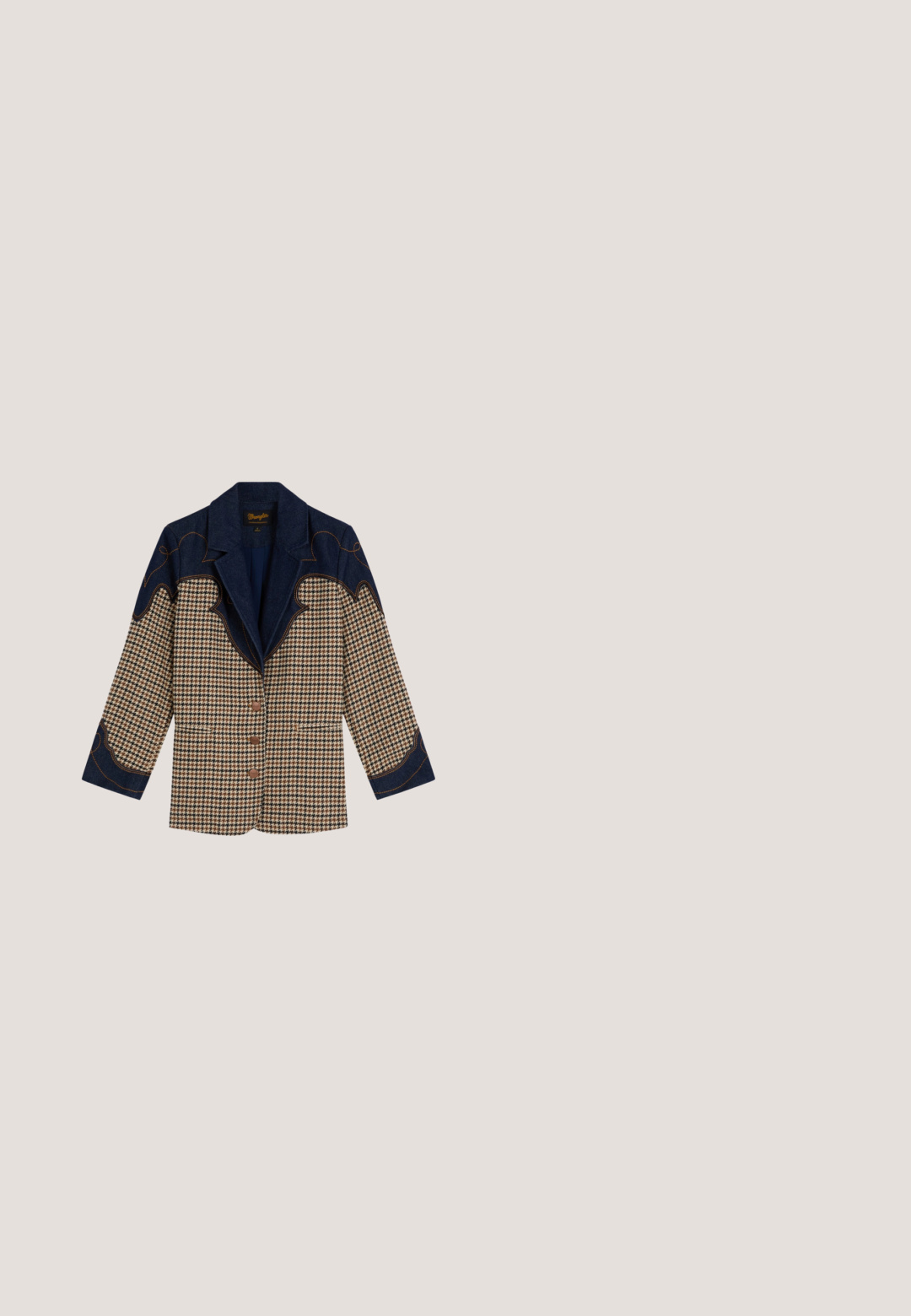 Langærmet blazer med brun hundetandsmønster og mørkeblå denim skulderstykke og manchetter med dekorativ syning, knapper foran.; Langærmet skjorte med knapper med blå, hvide og gyldne geometriske og blomstrede patchworkmønstre.; Olivengrønne fløjl bukser med flared ben, fem lommer, synlig syning og knaplukning i taljen for en sikker pasform.; Sorte læder loafers med en kraftig sort gummisål, der har skridsikre riller og et dekorativt bånd over forsiden.; Silkestof med ride-tema mønster, inklusiv hest, læderremme, messing spænder og reb i grøn, blå, rød, brun og gylden.; Mørkegrøn håndtaske med rund form, top-håndtag og broderede motiver af solsikker, blade, guldsmed, sommerfugl og fugl.