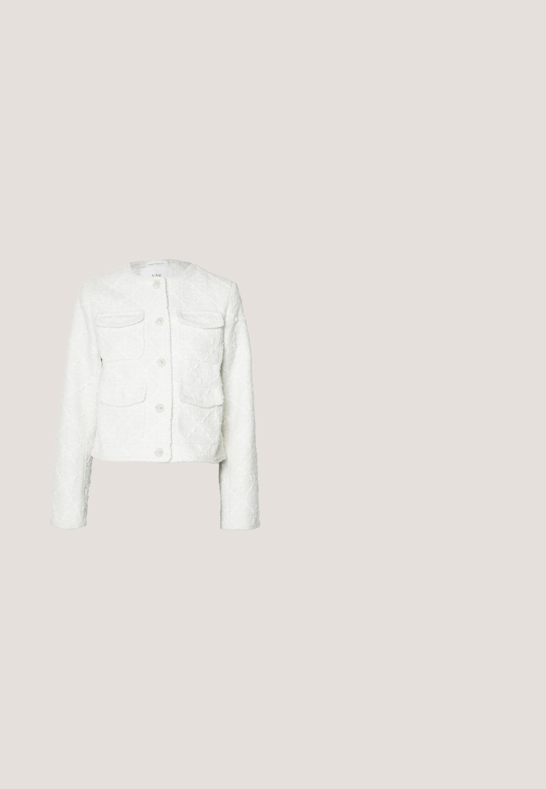 Witte, cropped jas van textuurstof. Heeft vier zakken, een knoopsluiting met decoratieve accenten en een ronde hals.; Zwarte maxi-jurk met strikbandjes, vierkante halslijn en gelaagde ruffle-design. Gemaakt van lichtgewicht stof met een gladde textuur.; Beige suède slingback kitten heel met een puntige neus en een rechthoekige, met juwelen versierde sierrand op het voorste bandje.; Tory Burch Zonnebril - black /light grey/dark grey; Gevlochten handtas met zwarte leren rand, een ronde gouden en schildpadkleurige handgreep, en een afneembare zwarte leren schouderriem.; Set van goudkleurige oorbellen met witte emaille bloemen met vijf bloemblaadjes en drie kleine transparante strass-steentjes in het midden, vergezeld van goudkleurige oorstekers in bloemvorm.
