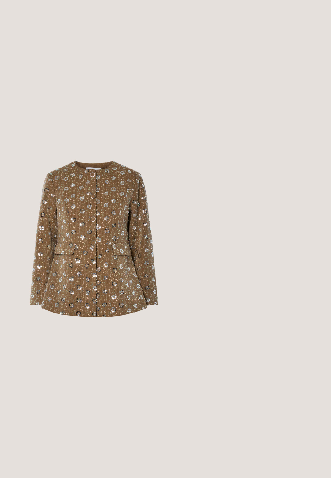 Brun blomsterprintet jakke med perler, rund halsudskæring, frontknapper og sidelommer. Tekstilt stof med defineret form.; Gennemsigtig bluse med en flæsekrave og pufærmer. Har et flerfarvet paisley-mønster på en mørk baggrund. Elastiske manchetter.; Pieces PCKAM HW MIDI - Pencil skirt - black/purple silver sequins; Sølv satin højhælede sandaler med ankelrem, udskæringsdesign, prydet med glitrende accenter på tæerne og en stilettohæl.; Guldfarvet clutchtaske med rektangulært design, dækket af skinnende, sølvfarvede rhinsten. Har en tynd metallisk skulderrem og lynlåslukning.; Halskæde i guldtone med klare dråbeformede og runde krystaller arrangeret i blomstermønstre og bølgede mønstre, med justerbar kædet lås.