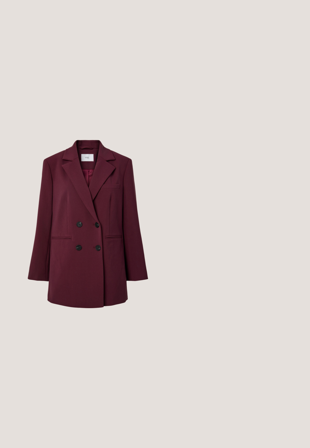 Dubbeltgeklede damesblazer in donker bordeaux met brede revers, vier zwarte knopen, twee zijzakken en één borstzak, gelabeld YAS.; Kaffe KAARINA JERSEY - Top - windsor wine; Bordeauxrood hoge taille broek met geplooide voorkant en een smalle bruine riem met zilveren gesp in de taille.; Rode lakleren Mary Jane ballerina's met een vierkante neus, een bucklestrap en een lage zwarte hak. Soepele textuur en glanzende afwerking.; Bourgondische handtas van glanzend materiaal, rechthoekige vorm, met twee schouderbanden en subtiele gebogen accenten aan de voorkant.; Een paar felrode kwastjesoorbellen gemaakt van gedraaide draden, weergegeven op een eenvoudige lichtgrijze achtergrond.