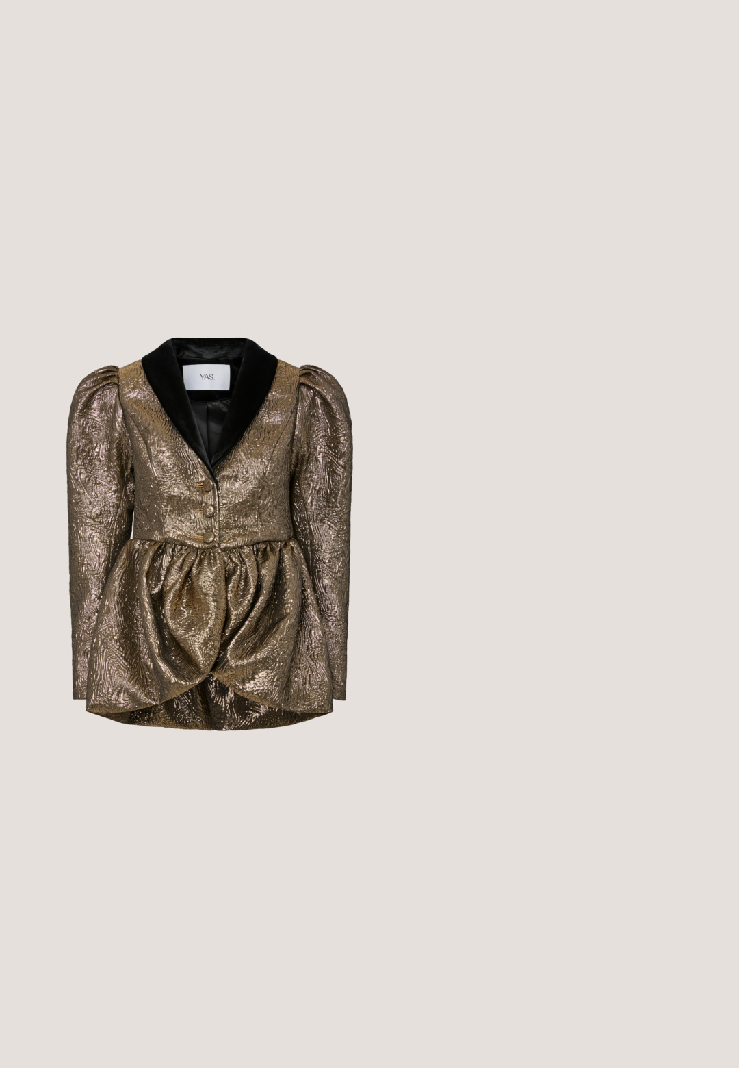 Štruktúrovaná metalická zlatá bunda s peplum pásom, ktorá má čierny zamatový golier, textúrovanú tkaninu a dvojité zlaté gombíky.; Modré jednodelné plavky s naťahovaním na tele a krátkymi rukávmi, vyrobené z hladkej látky. Vysoké nožnice a dizajn s výstrihom na chrbte.; Široké nohavice s flitrami v tmavo modrom odtieni; majú hladký pás a lesklý, štruktúrovaný povrch s kruhovými flitrami po celom obvode.; Strieborné metalické sandále na vysokom podpätku s blokovým podpätkom, s prekríženými popruhmi a sponou na členku pre bezpečné upevnenie. Hladký povrch.; Čierna korálková kabelka s zakriveným siluetom, nosnou rukoväťou a lesklou textúrou. Nosená s vysokými čiernymi topánkami na opätku a priliehavými čiernymi šortkami.; Strieborné kruhové náušnice v tvare srdca, so kaskádovými prameňmi čírych kryštálov, ktoré dodávajú lesk a textúru.