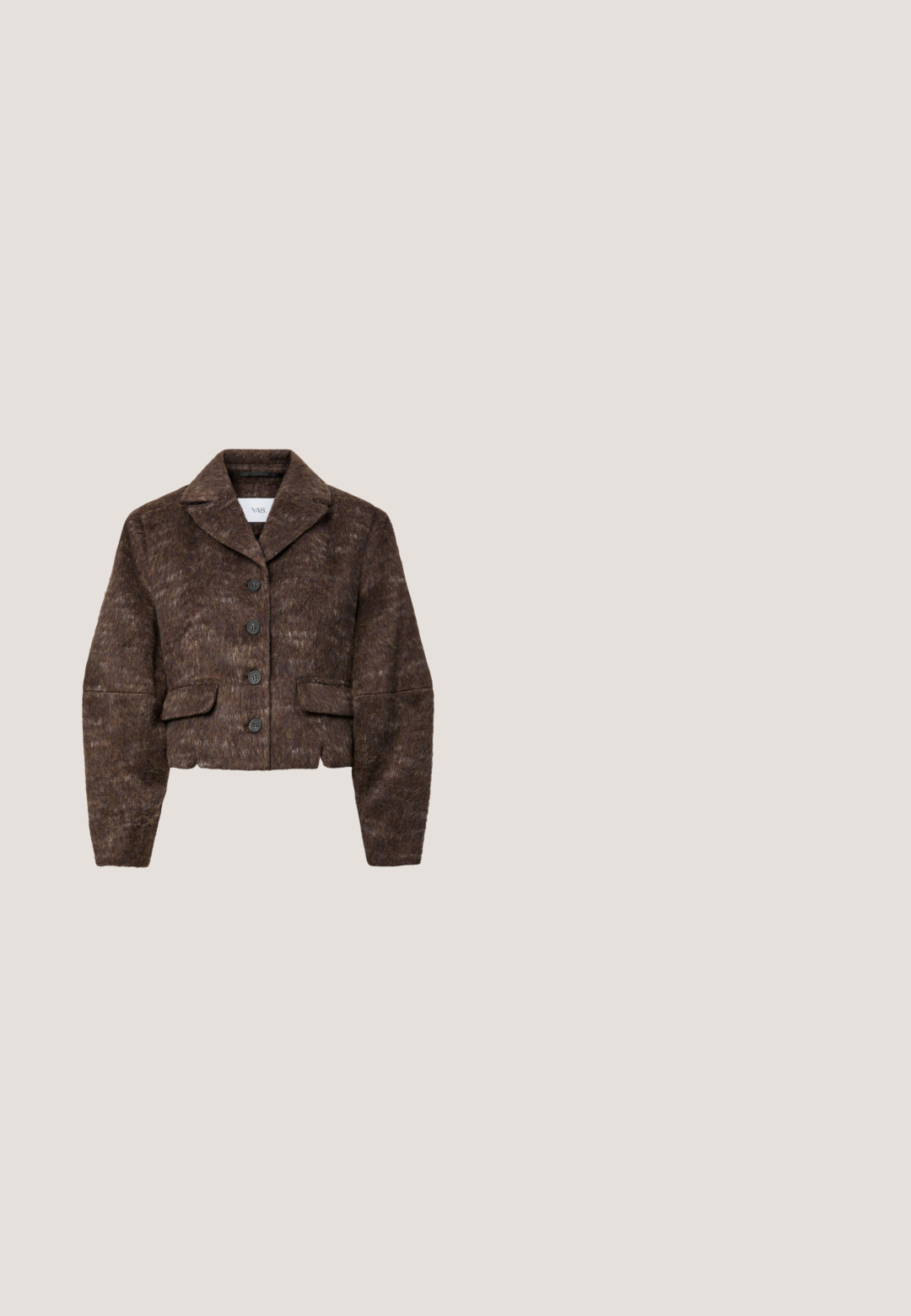 Chaqueta corta marrón con textura borrosa, cuello con solapa, cuatro botones negros y dos bolsillos delanteros con solapa.; Top sin mangas de color marrón oscuro con escote drapeado y lados fruncidos, hecho de una tela suave y elástica. Sin herrajes ni patrones visibles.; Pantalones acampanados de encaje en un profundo color burdeos, con una suave cinturilla de satén y un delicado patrón de encaje floral, con detalles de dobladillo en forma de onda.; Zapato pump slingback marrón oscuro brillante con punta afilada y tacón bajo angular tipo kitten sobre fondo blanco.; Bolso de mano negro brillante con diseño de cuero fruncido y una única correa corta, adecuado para llevar al hombro.; Colgante con una piedra marrón oscuro en forma de lágrima y una barra vertical de oro incrustada con pequeñas piedras transparentes sobre un fondo blanco.