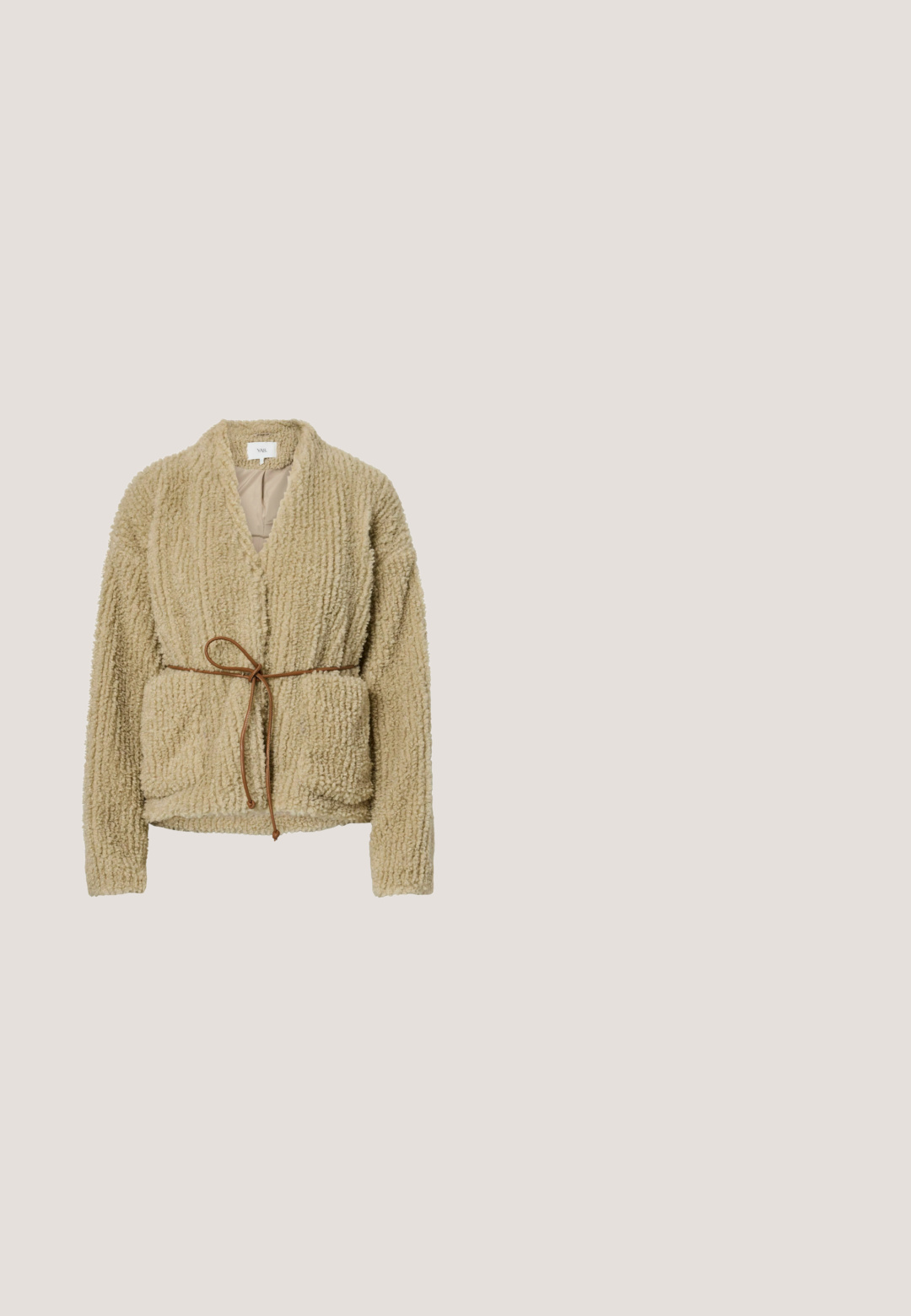Beige tekstureret fleecejakke med lange ærmer, åben front, to forlommer og et tyndt brunt bælte bundet om livet.; Cremefarvet bluse med orange geometriske mønstre, lange puffærmer og et bånd med en kvast ved halsudskæringen. Indhold af hør eller bomuld.; Gul maxi-nederdel med smock-liv, blomster- og geometriske mønstre i hvid og lilla, med to lilla kvaster ved livet.; Beige åben-tå slingback sandal med vævet remdesign og slank mellemhøj hæl.; Rund flettet taske i naturligt strå med en tekstureret overflade. Har en glat brun læderrem og et cirkulært håndtag.; Guldtonet halskæde med lagdelte kæder, der kaskader nedad, accentueret af røde perler. Har en sikker lås og justerbar længde.