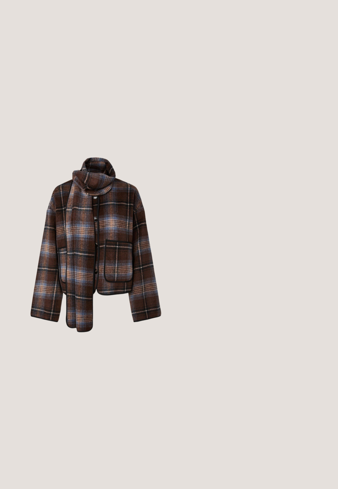 Braun-blau karierte Jacke mit Knöpfen, großen Vordertaschen und einem angenähten passenden Schal, der um den Hals drapiert ist.; Dunkelbrauner Rollkragenpullover mit langen Ärmeln und geripptem Kragen, Bündchen und Saum, dargestellt auf weißem Hintergrund.; Braune weit geschnittene Hosen mit glatter Textur, die einen strukturierten Taillenbund und subtile Falten auf der Vorderseite aufweisen.; Schwarze Leder-Stiefelette mit spitzem Schuhkopf, Blockabsatz und glatter Textur, positioniert über einer Holz- und Kiesoberfläche.; Dunkelbraune Lederhandtasche mit einem geprägten Muster, ausgestattet mit einem oberen Henkel, einem abnehmbaren Schulterriemen und einer Vorderklappe mit einem dreieckigen Logo.; Herzförmiger Anhänger mit einem facettierten braunen Edelstein und einem goldenen Ring, der mit kleinen klaren Steinen besetzt ist, mit einer glatten, glänzenden Oberfläche.
