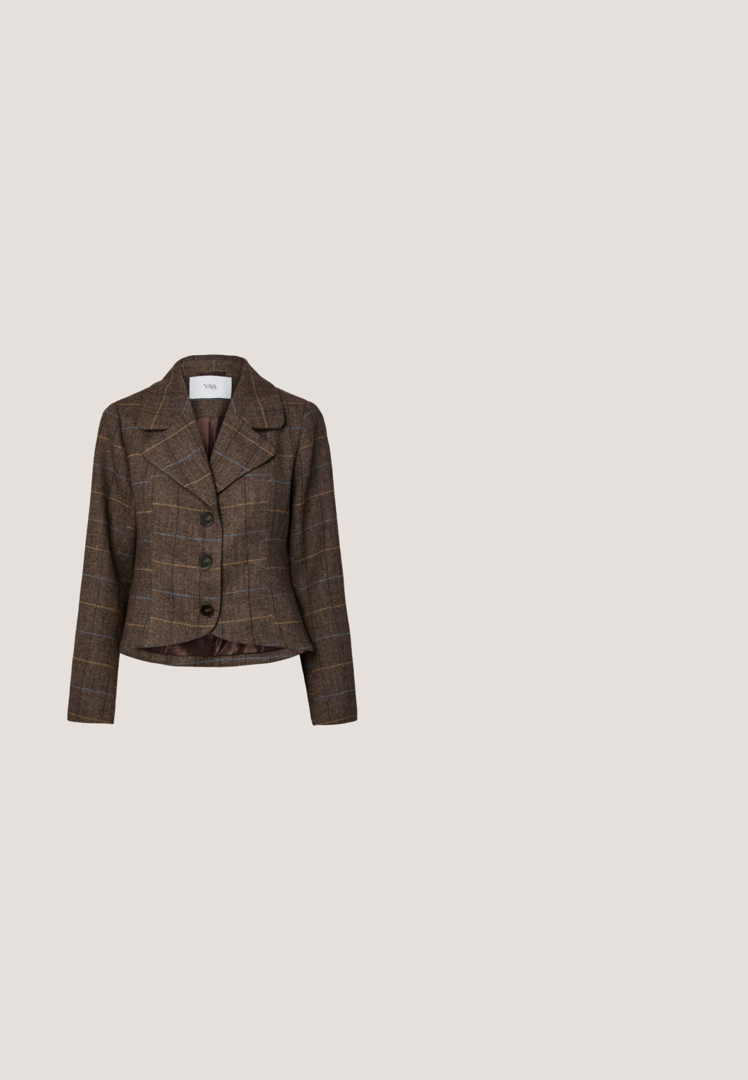 Blazer femme à carreaux marron avec trois boutons noirs, larges revers et manches longues, en tissu à motif chevrons.; Gilet sans manches blanc en maille texturée, avec un décolleté en V profond et cinq boutons sur le devant, au design doux et décontracté.; Chemise blanche à manches longues avec col mao et boutons sur le devant, ourlet arrière légèrement plus long, présentée sur fond blanc.; Jupe midi plissée de couleur crème avec une ceinture ajustée, suspendue droite sur un fond uni.; Mocassins en cuir marron avec un panneau avant tissé texturé, bout rond et petit talon empilé. Finition lisse avec des détails de couture subtils.; Sac à main en cuir marron avec doubles poignées, bandoulière amovible, charme en métal doré "MK" et logo Michael Kors à l'avant.