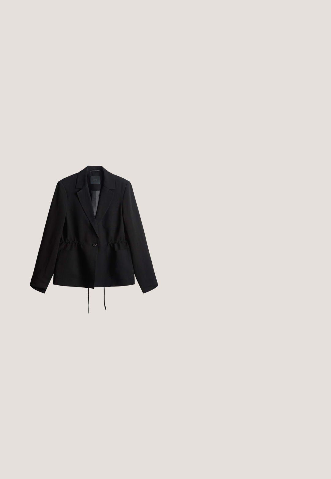 Schwarze Blazer mit maßgeschneidertem Design, versehen mit einem elastischen Kordelzug in der Taille, zwei Fronttaschen und einem Reverskragen.; Ärmellose schwarze Damenbluse mit rundem Ausschnitt und Rückenknopfverschluss, dargestellt auf weißem Hintergrund.; Schwarze Leinenhosen mit glatter Textur, versehen mit einem runden Knopf und genähten Details am Bund und an den Taschen.; Schwarze flache Slidesandale mit breitem strukturiertem Lederriemen und dünner Sohle, Seitenansicht auf weißem Hintergrund.; Schwarze, übergroße Sonnenbrille mit rechteckigen Gläsern, glattem Kunststoffrahmen und goldenem "LUJO"-Logoschriftzug am Bügel.; Schwarze gewebte Tragetasche mit zwei langen geflochtenen Henkeln, offenem oberen Teil und rechteckigem Boden.