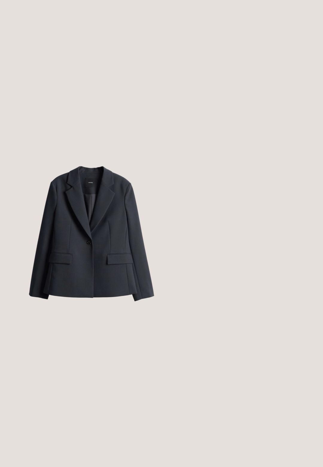 Donkerblauwe blazer van gladde stof met een gekleurde kraag, enkele knoopsluiting en twee voorkeurszakken. Tailored fit, minimalistisch ontwerp.; Zwarte t-shirt met korte mouwen van ribstof. Heeft een ronde halslijn en een eenvoudige, rechte snit. Minimalistisch ontwerp zonder versieringen.; Zwarte broek van zacht materiaal, met een recht toegevoegde pasvorm, knoopsluiting en zijzakken voor functionaliteit.; Zwarte suède loafers met een platte rubberen zool, voorzien van een decoratieve band en een contrasterende witte stiksel langs de rand.; Zwarte schoudertas van getextureerd leer met verstelbare riem en een klein bijpassend tasje met handvat ernaast.; Zilveren schakelarmband met gelijkmatig verdeelde ronde kralen langs de lengte, voorzien van een karabijnsluiting en een verstelbare ketting met een tagcharme.