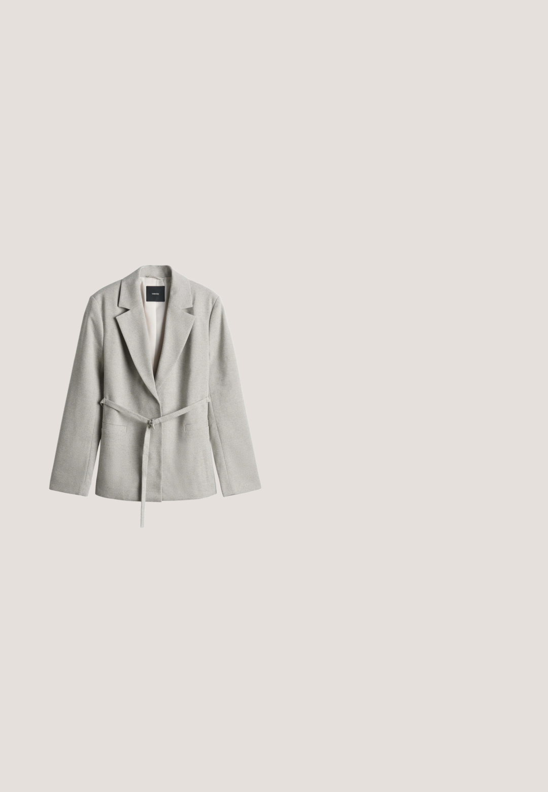 Lichtgrijze damesblazer met reverskraag, lange mouwen, tailleceintuur en voorzakken, plat gelegd op een witte achtergrond.; Lichtgele cardigan met lange mouwen, een ronde hals en knoopsluiting aan de voorkant, gemaakt van fijn gebreide stof.; Lichtblauwe spijkerblouse met een puntige kraag, knoopsluiting aan de voorkant en twee borstzakken. Heeft gestikte details en een licht uitgerafelde zoom.; s.Oliver BLACK LABEL WIDE LEG - Broek - natur; Witte Vans sneaker met lichtblauwe bloemenprint, witte veters en zwarte streep op de zool, zwevend boven roze stenen treden.; Grijze leren schoudertas met een gebogen ontwerp, verstelbare schouderriem en naadloze accentstiksels. Voorzien van een ritsluiting.
