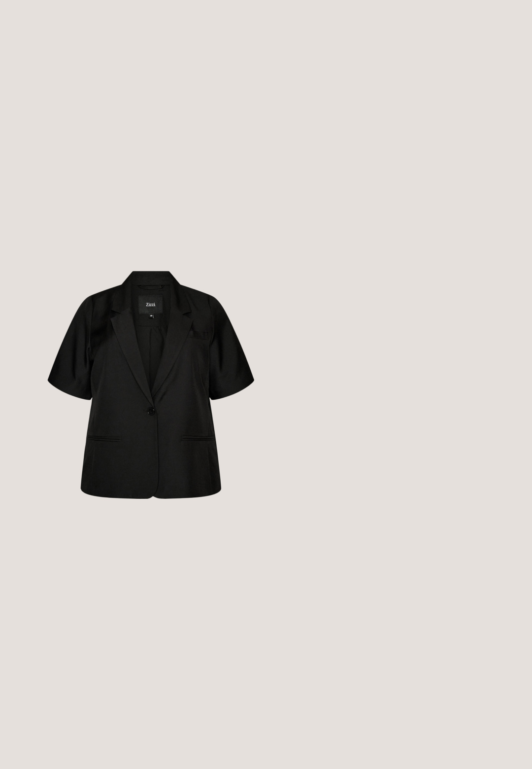 Sort kortærmet blazer med enkelt knaplukning, hakkede reverser og to forlommer med åbning, størrelse 46 fra Zizzi.; Sort læder-camisole med tynde stropper, der har en dyb V-udskæring og en blonderkant ved kanten, hvilket skaber en lagdelt teksturkontrast.; Røde skræddersyede bukser i glat stof, med en frontlukning med knap og lige ben, designet til en tætsiddende silhuet.; Sort læder spids slingback sko med lav killingehæl og guldbeslag foran.; Sorte solbriller med en dristig, firkantet ramme, gradientlinser og guld detaljer på stængerne. Skinnende overflade med et slankt design.; Sort læder skuldertaske med et guld logo, rektangulær form, klaplukning og en kædestrop for alsidige bære muligheder.