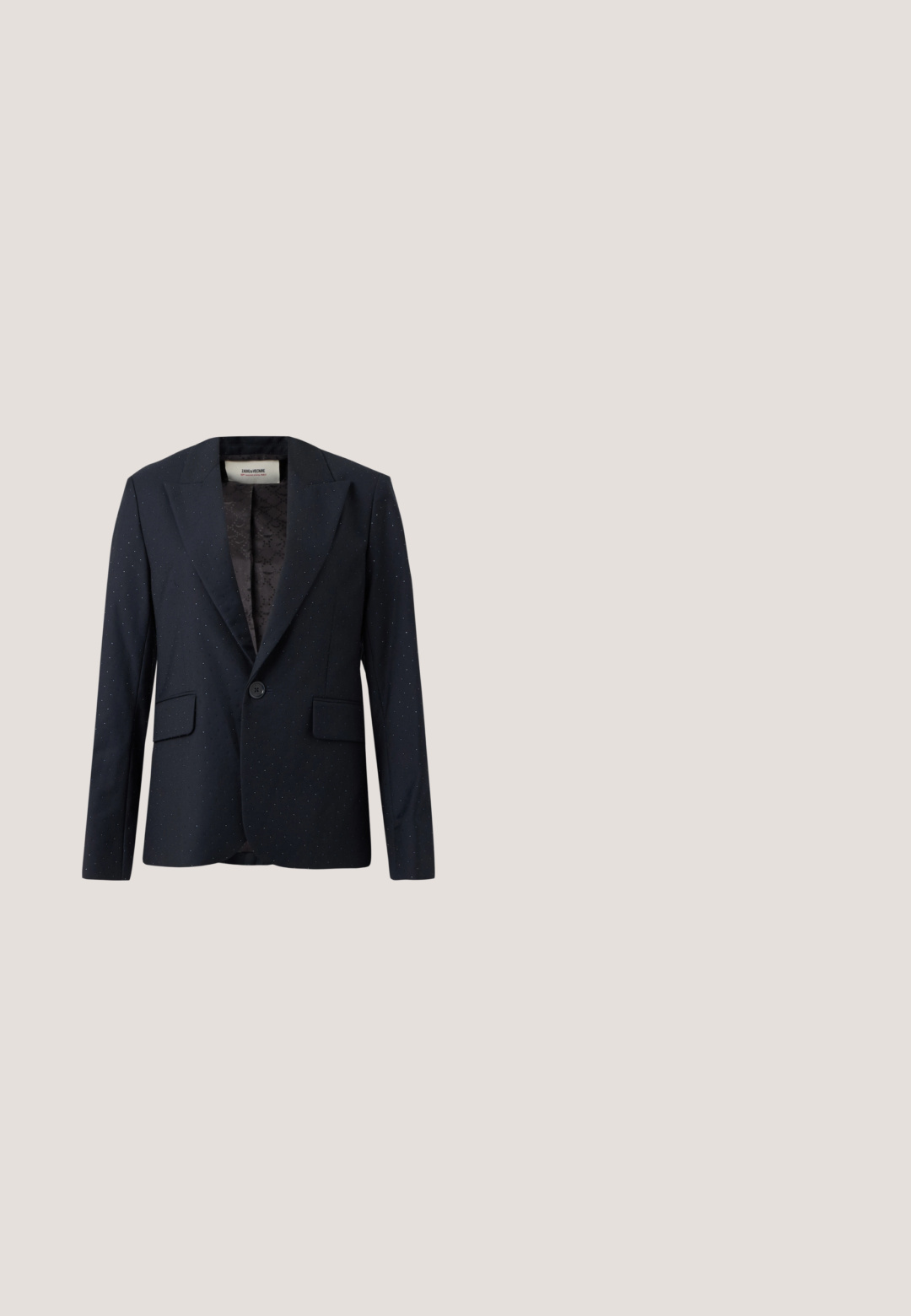 Blazer noir monopoint avec des détails subtils scintillants, des revers crantés et des poches à rabat, présenté sur un fond uni.; CLOSED Chemisier - black; Pantalon formel noir avec passants de ceinture, poches avant et coupe droite, présenté sur un fond uni.; Escarpin noir en cuir à bride arrière avec bout pointu, petit talon, design découpé et détail de boucle dorée sur la bride.; Boucles d'oreilles créoles en or avec une finition lisse et polie, une forme circulaire et une fermeture à charnière. Le design est contemporain et minimaliste.; Pochette en cuir noir Moschino Milano avec des fines ceintures enroulées et un détail de boucle dorée sur un fond uni.
