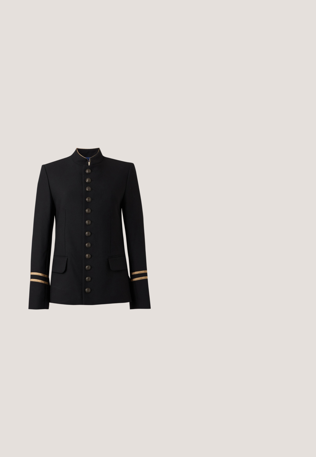 Schwarze militärische Jacke mit neun Knöpfen vorne, hohem Kragen mit goldenem Besatz, zwei Vordertaschen und goldenen Streifen an jedem Ärmelbündchen.; Weißer kurzärmeliger, gerippter Cardigan mit drei goldenen Verschlussknöpfen und dekorativen Strickmustern an Ärmeln und Saum.; Trägerloses Kleid mit einem weißen, taillierten Oberteil mit geraffter Textur und einem schwarzen, glänzenden Rock mit fransigem Saum.; Schwarzer Slingback-Pumps aus Leder mit spitzer Zehenpartie, niedrigem Absatz, Cut-out-Design und goldfarbenem Schnallendetail am Riemen.; Schwarze zylindrische Handtasche mit goldenen Nieten und verstellbarem Schulterriemen, mit goldenem "Michael Kors"-Logo auf der Vorderseite.; Goldene Kettenarmband mit einem Kleeblatt-Anhänger, besetzt mit klaren Strasssteinen, das ein glänzendes Finish und ein filigranes Design aufweist.