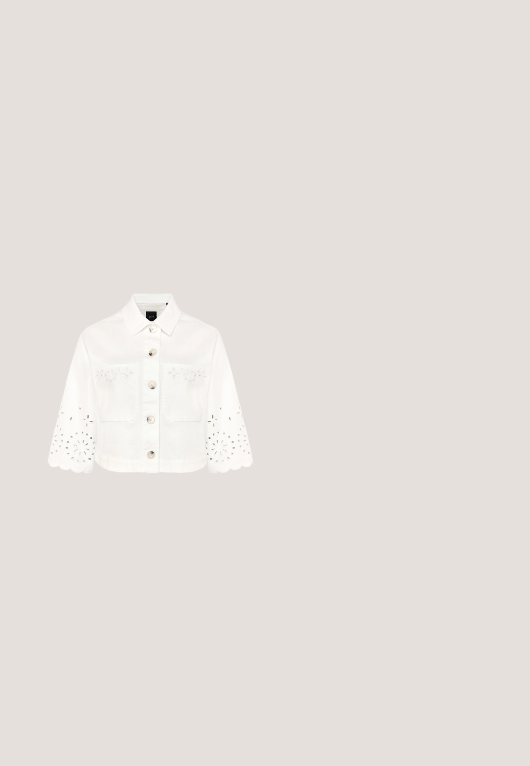 Witte cropped blouse met korte mouwen, geperforeerde bloemmotieven op mouwen en borstzakken, geschulpte mouwranden.; Beige haltertop met geplooide smock en gevlochten strikbandjes, met zwarte bloemrijke borduursels langs de gerimpelde zoom.; Zwarte shorts met hoge taille, witte palmboomborduursels langs de zoom en een gegolfde randafwerking.; Zwarte canvas espadrilles met een jute zool en geweven randen. Touwen van dezelfde zwarte stof voor een aanpasbare pasvorm. Gesloten teen ontwerp.; Beige handtas met bamboe handvat in geweven stro met zwarte leren accenten; heeft een gestructureerde vorm en gouden hardware.; Gouden kettingarmband met vijf gouden klavervormige bedels met zwarte middens en een verstelbare sluiting.
