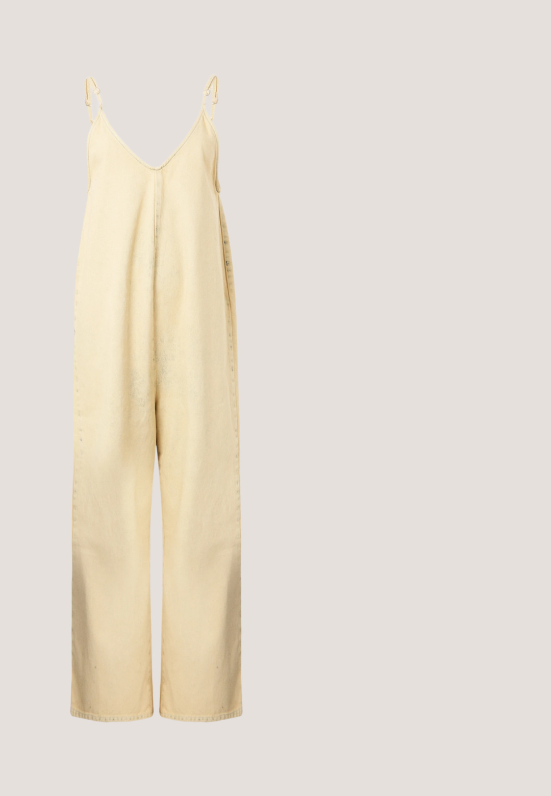 Combinaison beige à jambes larges avec bretelles spaghetti réglables et décolleté en V profond, suspendue devant un fond blanc uni.; Pull en maille crème avec broderie noire florale et visage abstrait, poignets et ourlet côtelés, et col en V.; Mocassin en cuir marron avec finition brillante, petit talon noir et détail boucle argentée sur le devant, présenté de profil sur fond blanc.; Lunettes de soleil rondes avec monture dorée, verres teintés marron et branches fines ornées d'un détail décoratif en écriture cursive "like" de chaque côté.; Petite sacoche bandoulière avec motif tissé bleu et rose, poche avant en cuir crème, et bandoulière en chaîne dorée sur fond blanc.; Boucles d'oreilles créoles en or avec texture torsadée de corde et fermoirs papillon sur un fond clair.