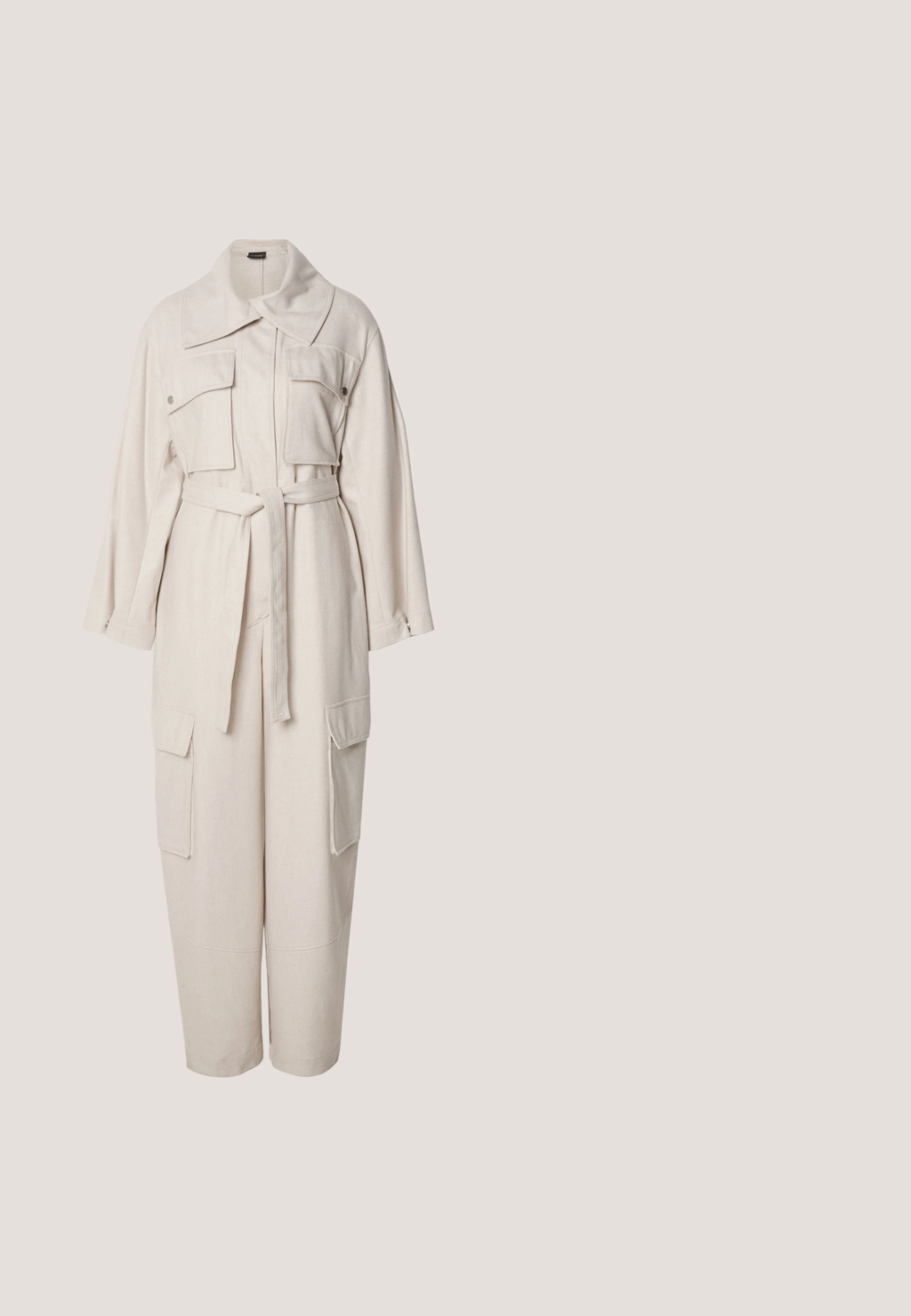 Jumpsuit beige en tissu texturé, présentant un grand col, des poches avant, des manches longues et une taille ceinturée avec une coupe décontractée.; Veste beige sans manches à nouer avec col en V et ceinture attachée ornée d'une petite boucle dorée, marquée d'une étiquette rouge Hugo à l'intérieur du col.; Chaussure à talon haut beige à bout pointu avec petit emblème doré, positionnée à la verticale sur une surface réfléchissante près d'un organiseur de fichiers en métal.; Lunettes de soleil à monture transparente avec de grandes verres carrés dégradés marron et des branches fines de couleur or sur fond blanc.; Sac à main tissé beige avec fine bandoulière et petit logo doré "BOSS" à l'avant, présenté sur fond blanc uni.; Paire de boucles d'oreilles créoles en bouclettes dorées brillantes sur fond blanc uni, présentant un design torsadé entrelacé.