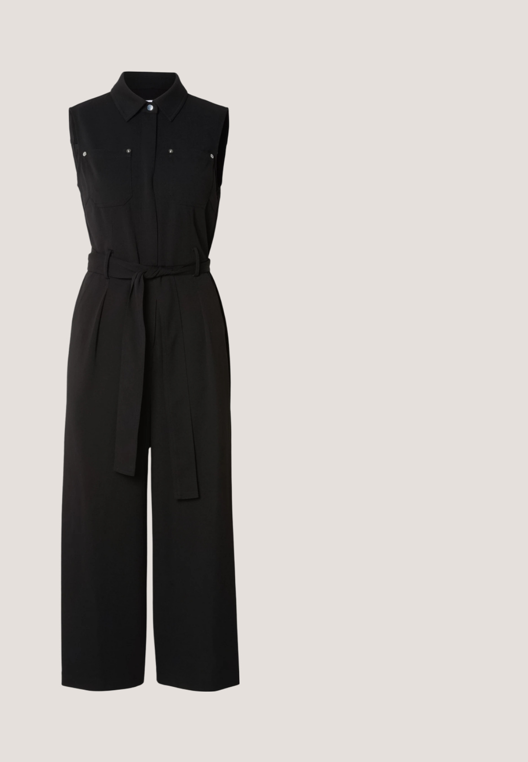 Zwarte mouwloze jumpsuit met een kraag, twee voorzakken, een ceintuur in de taille, wijde pijpen en een gladde stoftextuur.; Witte, lange mouwen coltrui. Kenmerkt zich door een ribgebreide kraag en manchetten met een verhoogd, geborduurd tekstontwerp dat "Just." leest. Zacht gebreid materiaal.; Zwarte leren slingback pump met een spitse neus, lage kittenhak en een gladde textuur. Heeft een open achterkant en minimale stikseldetails.; Zwarte zonnebril met een gestructureerd, goudgevlekt montuur en bruine glazen, met een gedurfde vierkante vorm en slanke pootjes.; Zwarte geplooide handtas van synthetisch leer, met een gebogen handvat en bovenste ritssluiting. Gladde textuur met gestructureerd ontwerp.; Zilveren metalen oorbellen met een langwerpig, hoekig ontwerp. Voorzien van een gedraaide kettingaccent aan één zijde, reflecterend oppervlak en gladde textuur.