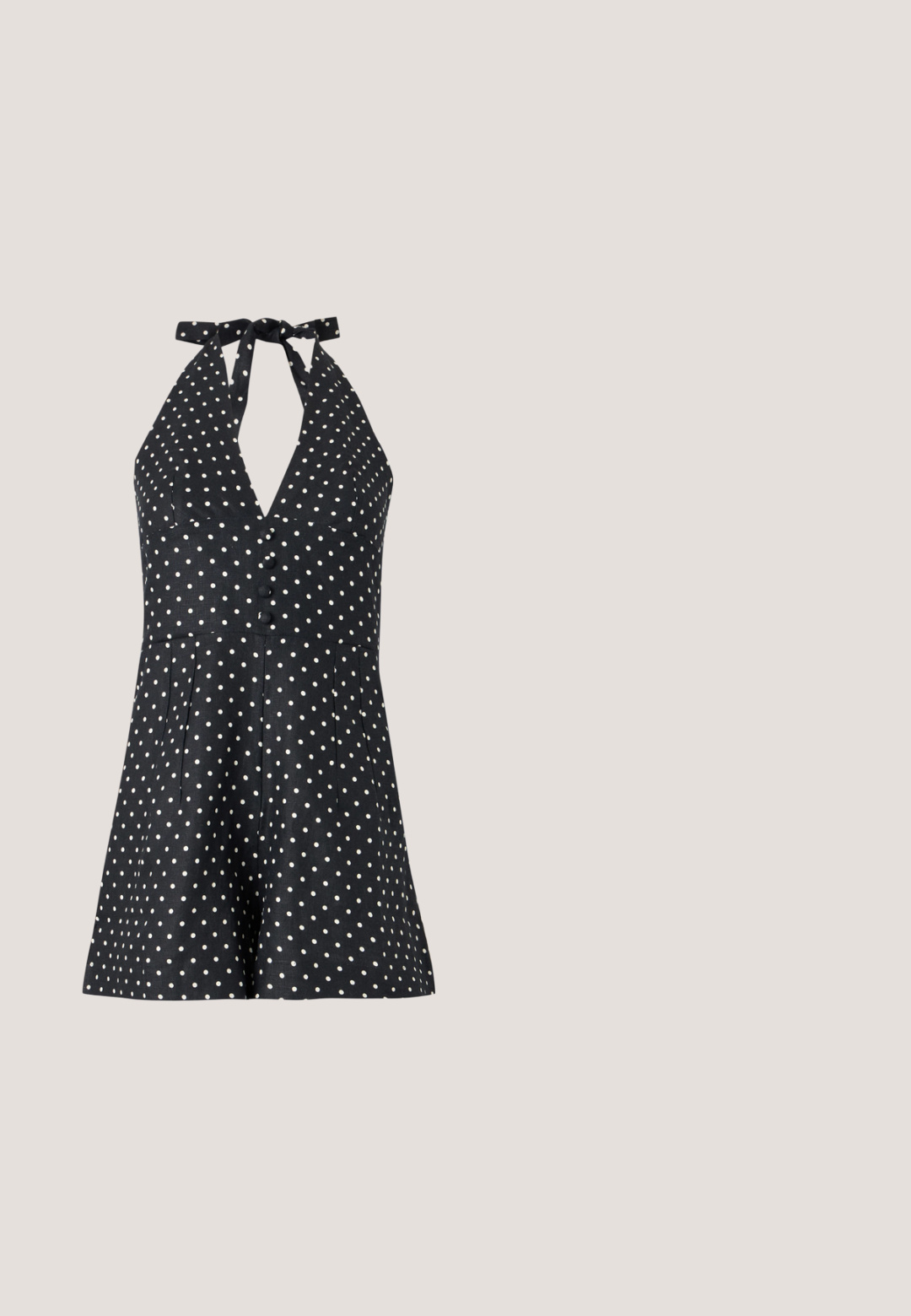 Μαύρο ολόσωμο μαγιό τύπου halter neck με λευκές βούλες, κουμπιά μπροστά και ελαφρώς φαρδιά σορτς σε απλό ανοιχτό φόντο.; Λευκό κοντομάνικο σακάκι με μυτερό γιακά, μπροστινές τσέπες με καπάκια και μακριά κρόσσια κατά μήκος των μανικιών.; Μαύρο σανδάλι με επίπεδη σόλα και υφή, με μπεζ λουράκι ανάμεσα στα δάχτυλα, εμφανίζεται από το πλάι σε απλό φωτεινό φόντο.; Μαύρα ορθογώνια γυαλιά ηλίου με ματ φινίρισμα, σκούρους φακούς και γωνιακή σχεδίαση πλαισίου. Διαθέτουν διακριτική χρυσή σήμανση στον βραχίονα.; Μαύρη πλεκτή τσάντα tote με δύο λεπτές δερμάτινες λαβές και διακριτικό πλεγμένο λογότυπο στο μπροστινό μέρος, να στέκεται μπροστά σε ανοιχτό φόντο.; Ρυθμιζόμενο βραχιόλι με μαύρο πλεγμένο κορδόνι και χρυσή πεταλούδα διακοσμημένη με μικρούς διαφανείς κρυστάλλους.