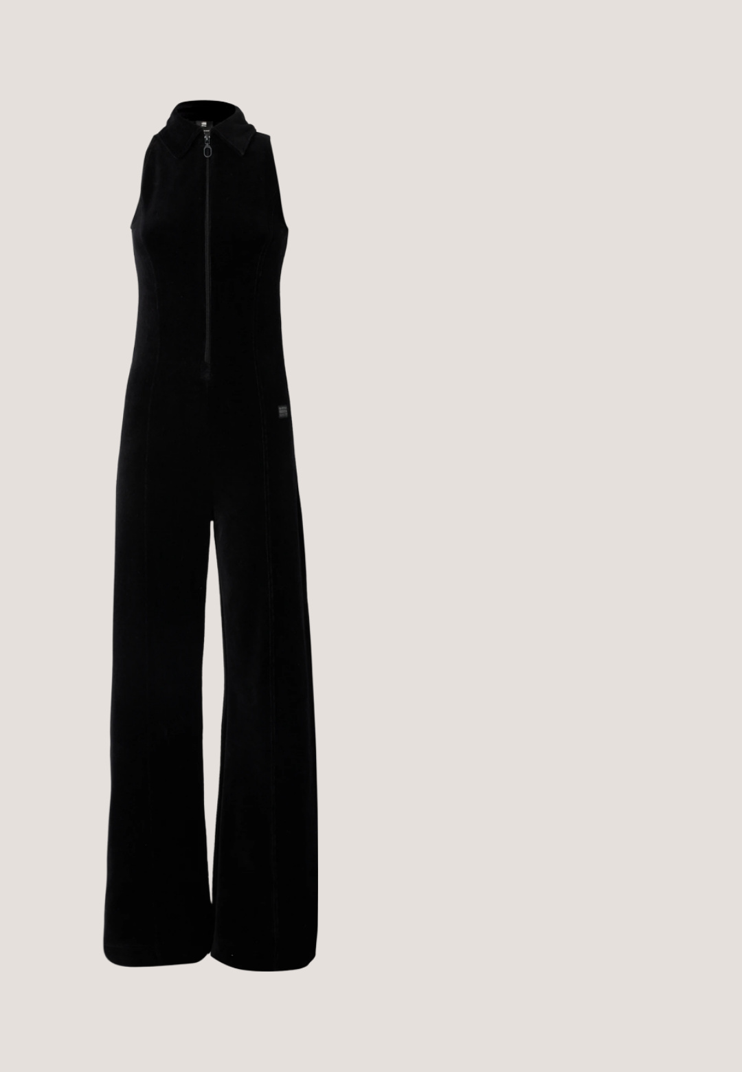 Mono negro con cremallera frontal, diseño sin mangas, cuello alto y piernas anchas. Tela suave y texturizada con sutiles detalles de costura.; Chaqueta corta negra con mangas anchas tres cuartos y tejido texturizado brillante, delantero abierto con escote redondeado.; Tacón de satén negro tipo slingback con punta afilada, que presenta un gran adorno de joyas en la parte delantera y un delgado tacón de aguja.; Gafas de sol negras en forma de ojo de gato con lentes oscuros, con adornos en tono plateado a lo largo del borde superior. Montura de plástico brillante y elegante.; Bolso de mano texturizado en blanco y negro con forma redondeada, correa de cadena plateada y un cierre de metal en la parte superior.; Broche circular con múltiples cristales transparentes en forma de pera, montados en una base de metal tono plata, con un cierre de alfiler en la parte posterior.