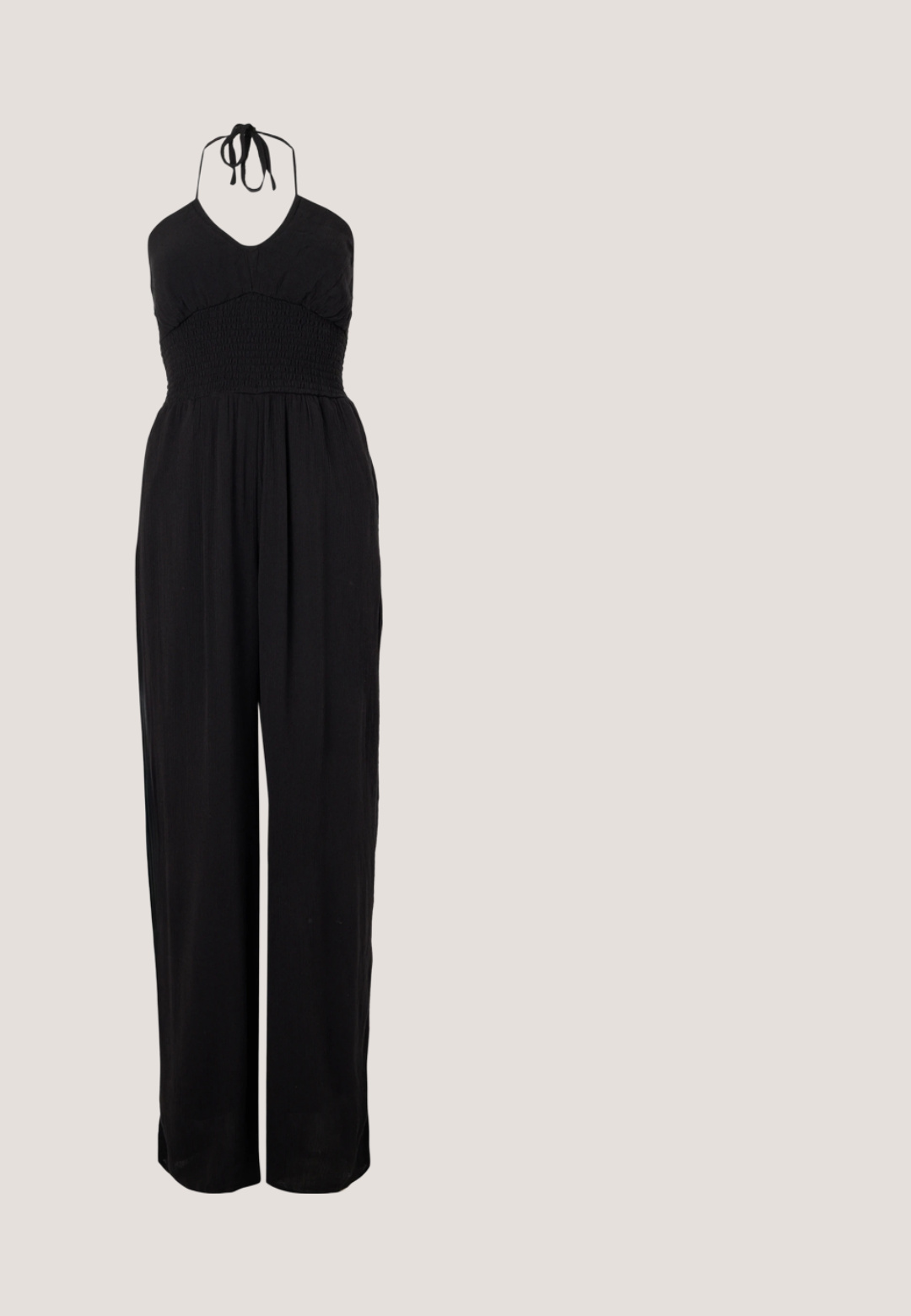 Schwarzer Halter-Jumpsuit mit gerafftem Oberteil, weitem Bein und strukturiertem Finish. Verstellbare Nackenbänder runden das Design ab.; Schwarzes und beiges, floral gemustertes Wickelkleid mit Dreiviertelärmeln und Bindegürtel in der Taille auf schlicht hellem Hintergrund.; Schwarze flache Sandale mit zwei breiten Riemen, einem Ausschnitt an einem Riemen und einem glatten matten Finish. Dünne, flexible Sohle.; Schwarzfarbene Katzenaugen-Sonnenbrille mit dunklen Gläsern. Sie verfügt über dünne goldene Metallelemente an den Bügeln und eine glatte, glänzende Rahmenoberfläche.; Schwarze strukturierte Tote-Tasche mit breiten, abgerundeten Griffen und dem eingeprägten Markennamen „Samsøe Samsøe“ auf neutralem Hintergrund.; Goldfarbene Ohrringe mit zwei strukturierten Seesternformen, eine größere und eine kleinere, auf jedem Ohrring vor weißem Hintergrund.