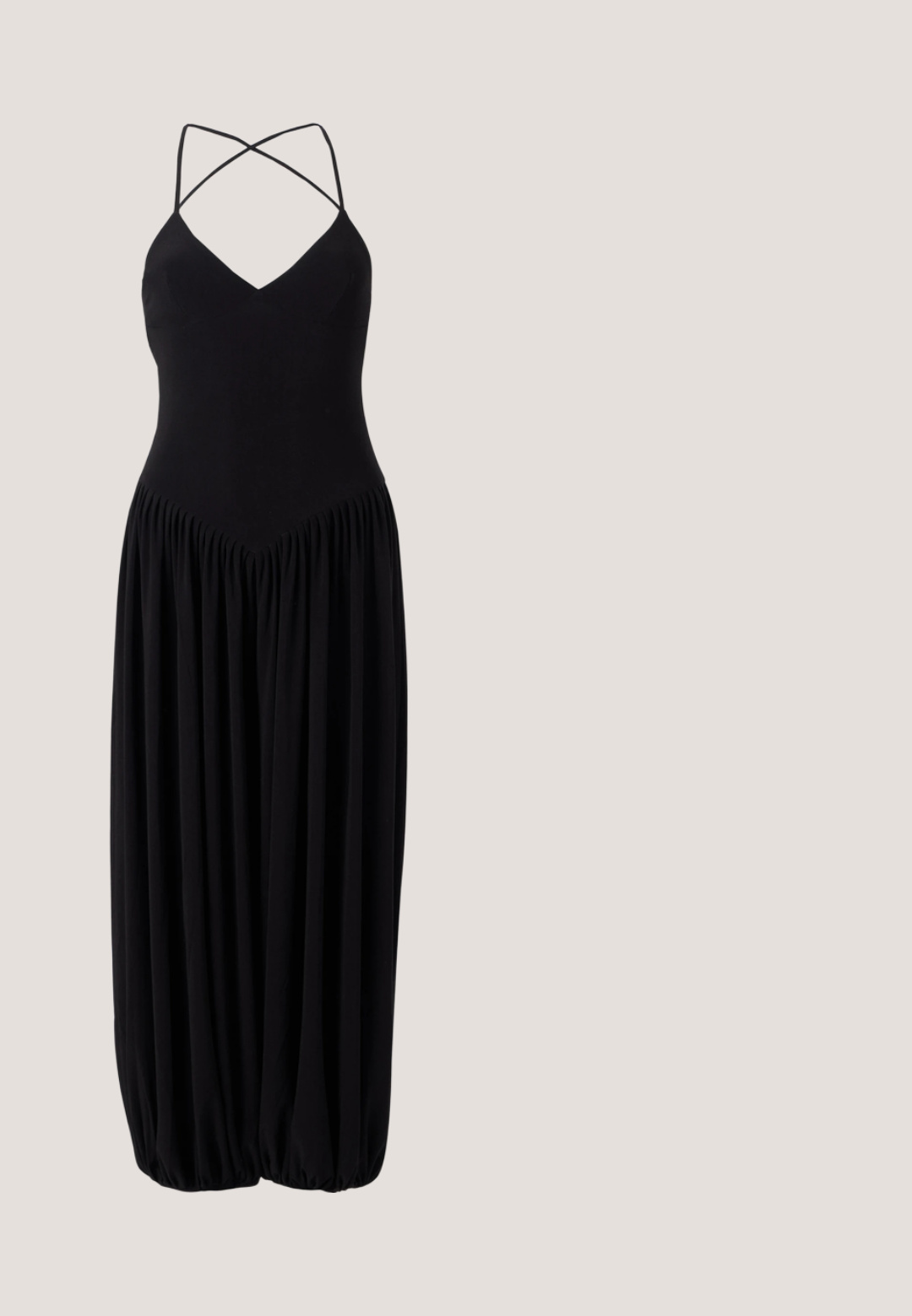 Zwarte mouwloze jurk met een V-hals, voorzien van kruislings banden en een gegatherde, ballonstijl rok. Gemaakt van zachte, lichte stof.; Zwarte cardigan met een ronde hals, gouden knoopdetails en een kettingdetail langs de voorranden. Geribbelde textuur met zakken aan de voorkant.; Zwarte rubberen teenslipper met een platte zool en brede band met het merk "Karl Lagerfeld", getoond op een neutrale achtergrond.; Zwarte plasticen zonnebril met donker getinte rechthoekige glazen, liggend op een wit oppervlak.; Zwart-witte handtas met patroon, twee handvatten, afneembare schouderriem en een zwart decoratief logo aan de voorkant.; Goudkleurige ovale druppelvormige oorbellen met een kleine lusvormige uitsnede en met kristallen bestrooide druppelvormige studs op een neutrale achtergrond.