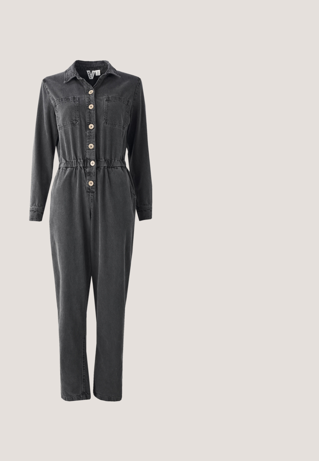 Tummanharmaa denimg jumpsuit, jossa on pitkät hihat, kauluspaita, nappikiinnitys, joustava vyötärö ja kaksi rintataskua. Kapeat, kapenevat lahkeet.; Leopardikuvioinen takki pehmeää kangasta, jossa ruskea etupaneeli ja taskut. Takissa on nepparit ja säädettävät kiristysnauhat helmassa.; Kengät ruskea-valkoinen lehmäkuvio, pehmeä pinta, nyörityssuunnittelu ja ruskea kumipohja, jossa on pääkallo ja ristiluut -yksityiskohta.; Ovaalit tummalinssiset aurinkolasit, joissa on kilpikonnakuvioiset kehykset ja kullanväriset metallisangat, joissa on leikkaus- ja raidallisia yksityiskohtia.; Kangaskassi ruskealla leopardi-kuviolla. Ominaisuuksia ovat kaksi mustaa kahvaa ja logo edessä. Pehmeä, tekstuuri kangas.; Kultainen riipus, joka on muotoiltu kahvikupiksi. Kupissa on ruskea emali, jossa on kohotetut kirjaimet "KAHVIPÄIVÄ" edessä.