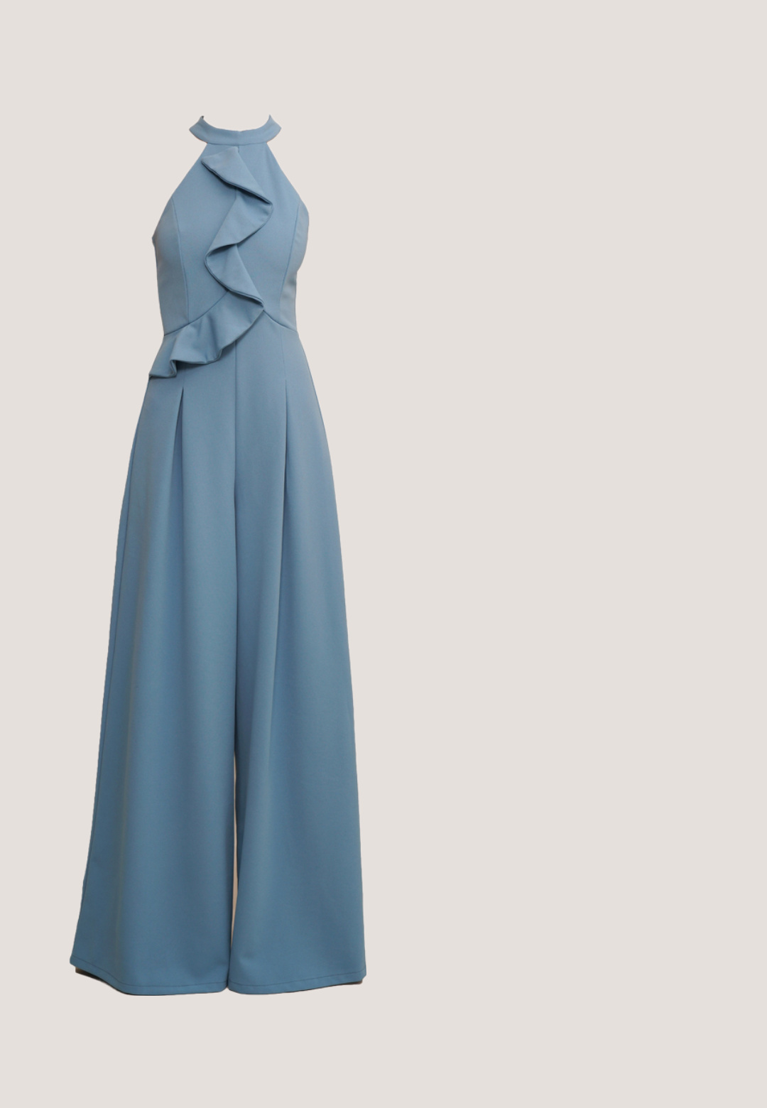 Lysblå jumpsuit med halterneck, flæsekant på forsiden, bred bendesign og struktureret stof.; Kraftigt blå tweedjakke med lange ærmer, frynsede kanter ved krave, manchetter og bund, to forlommer, ingen synlige knapper eller lukninger.; Sort lavhællet sandal med åben tå, krydsede stropper og en stor dekorativ blomst på toppen mod en ensartet lys baggrund.; Store sorte solbriller med firkantet stel, gradientmørke glas og tynde gyldne detaljer på stængerne, vist på en hvid overflade.; Rektangulær sort og hvid tekstureret clutchpung med guldfarvet metalramme og kæderem på neutral baggrund.; Guldtonede dråbeøreringe med en sammensætning af blå og grønne ædelstene i forskellige former, prydet med små klare sten.